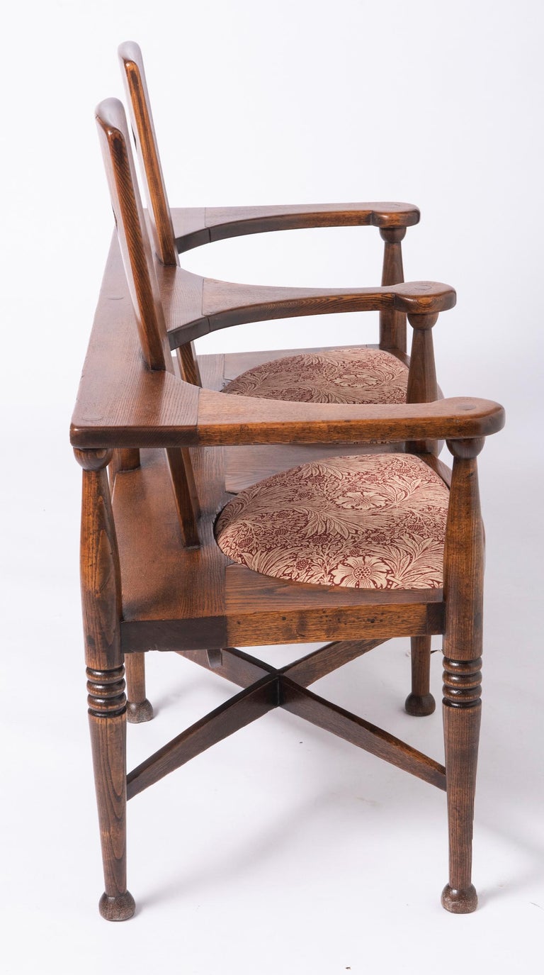 Arts and Crafts Oak Settle Designed by George Henry Walton, England circa 1890 In Good Condition For Sale In Macclesfield, Cheshire