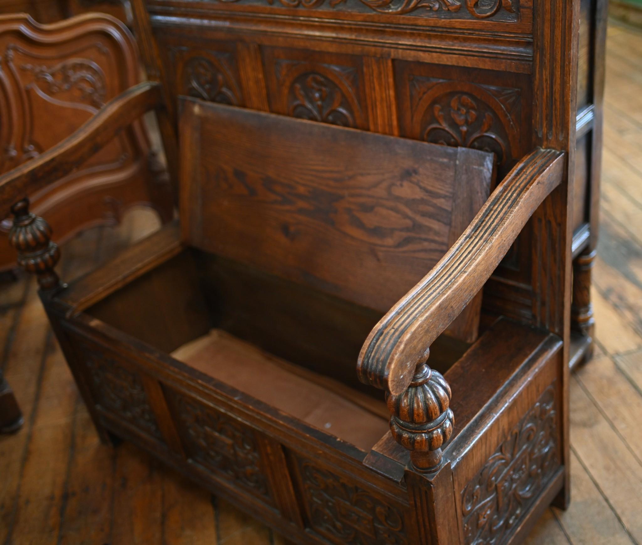 Arts and Crafts Arcón banco de recibidor tallado a mano en roble Settle Victoriano en venta