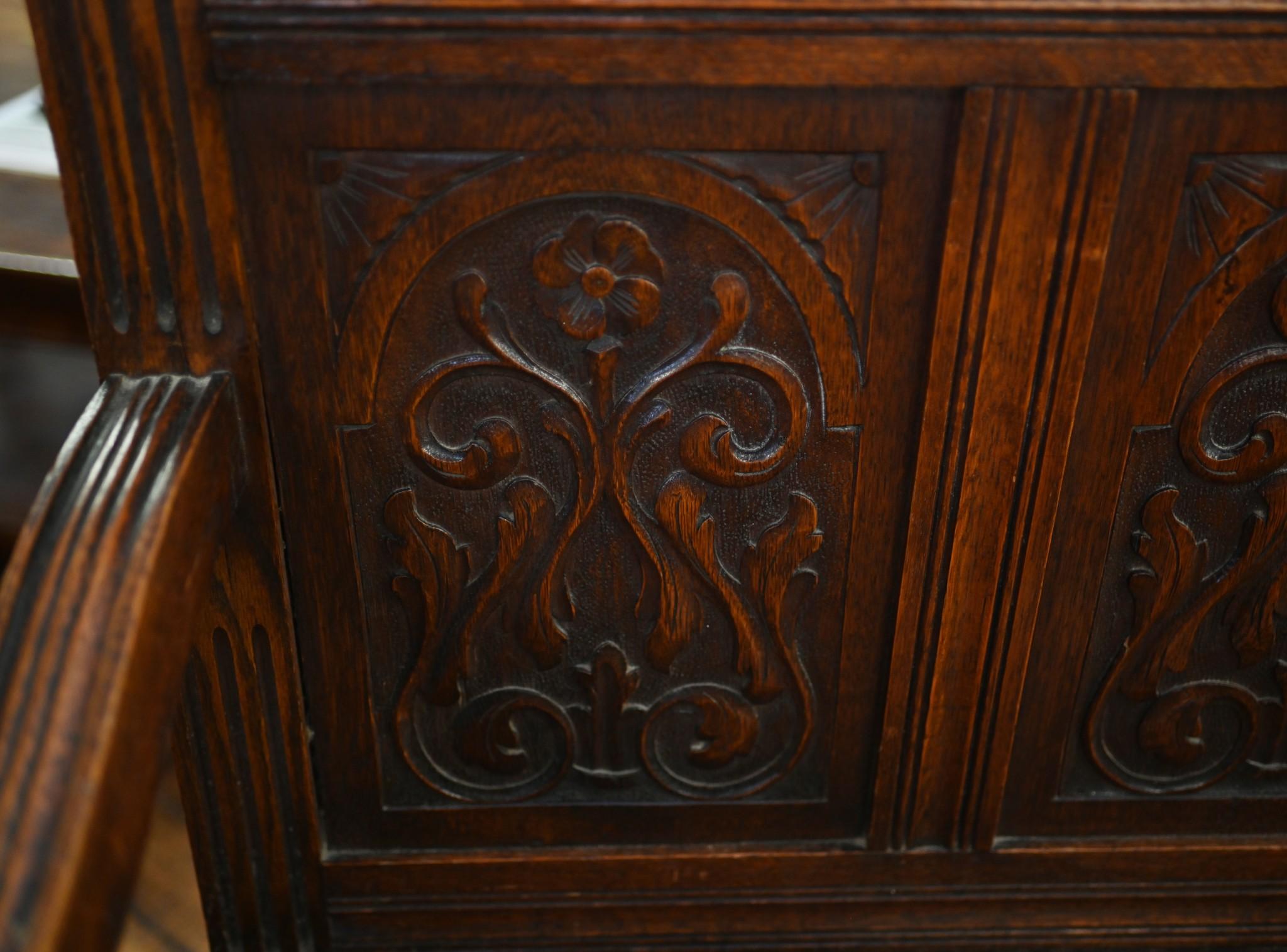 Arts and Crafts Arcón banco de recibidor tallado a mano en roble Settle Fines del siglo XIX en venta