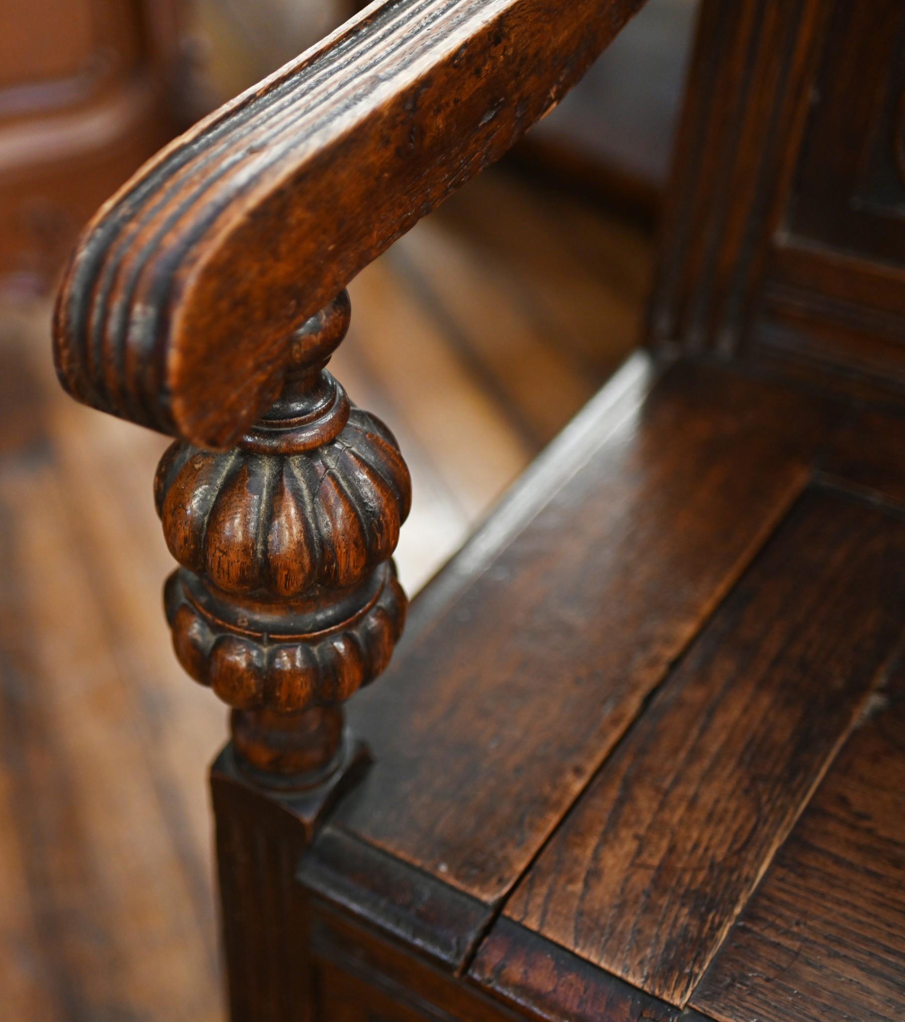 Arts and Crafts Arcón banco de recibidor tallado a mano en roble Settle Madera en venta