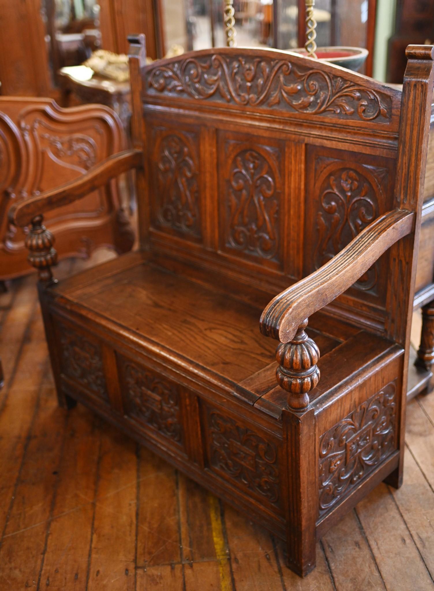 Arts and Crafts Arcón banco de recibidor tallado a mano en roble Settle en venta 3