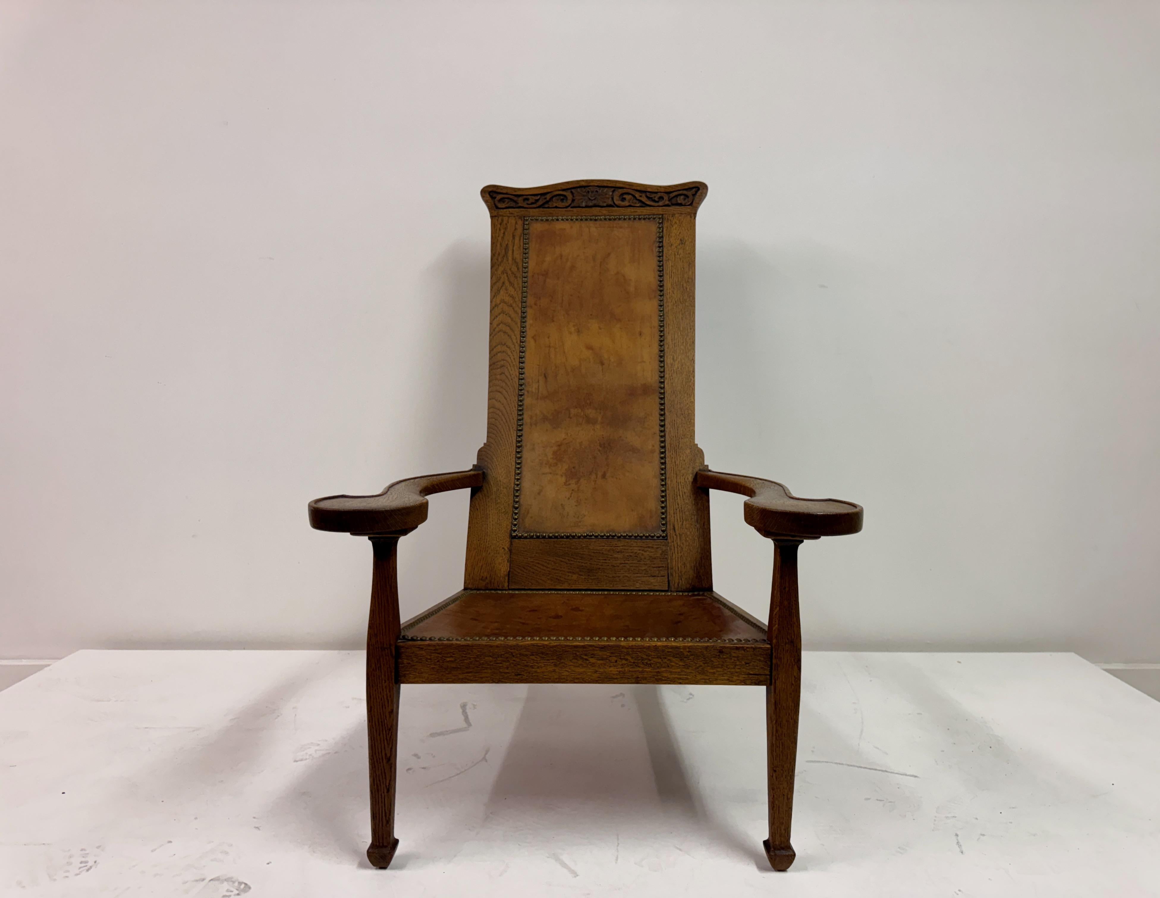 Silla de estudio Arts and Crafts de roble de Arthur Simpson de Kendal, hacia 1910

Una rara y expresiva silla de estudio de Arthur Simpson de Kendal, uno de los más consumados fabricantes del movimiento británico Arts and Crafts. Fabricada en roble