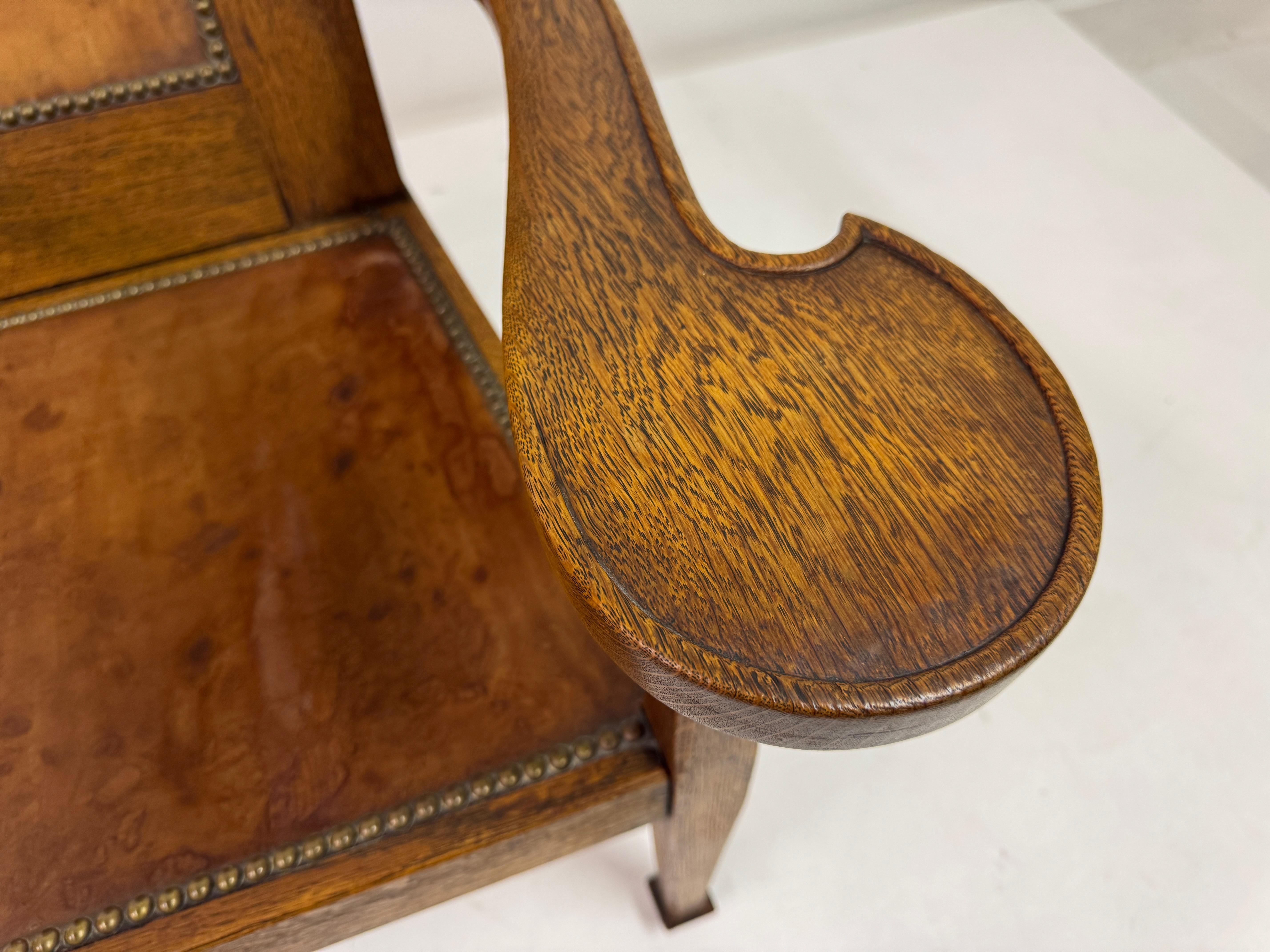 Silla de estudio Arts and Crafts de roble de Arthur Simpson de Kendal, hacia 1910 Cuero en venta
