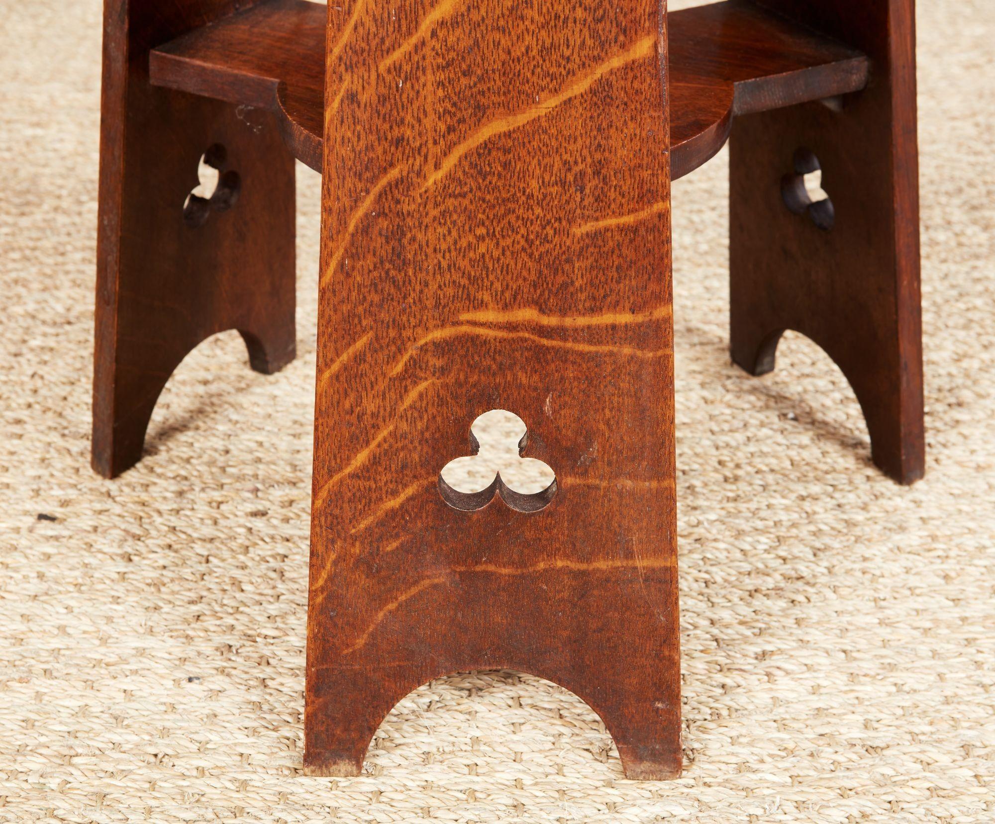 Anglais Table Arts and Crafts en vente