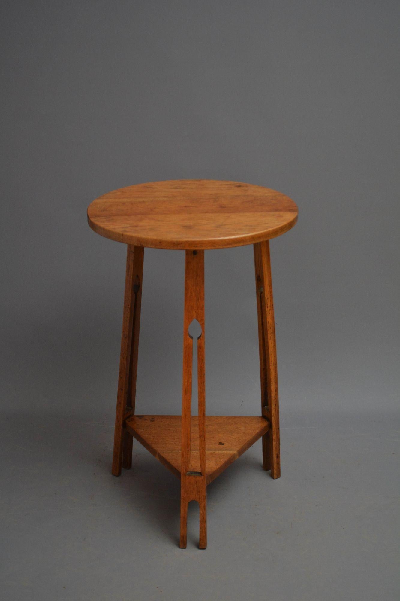Sn5635 Table d'appoint / lampe de style Arts and Crafts avec plateau circulaire et trois pieds sculptés et évasés réunis par un socle triangulaire. Cette table ancienne est en état de marche. c1900
H28