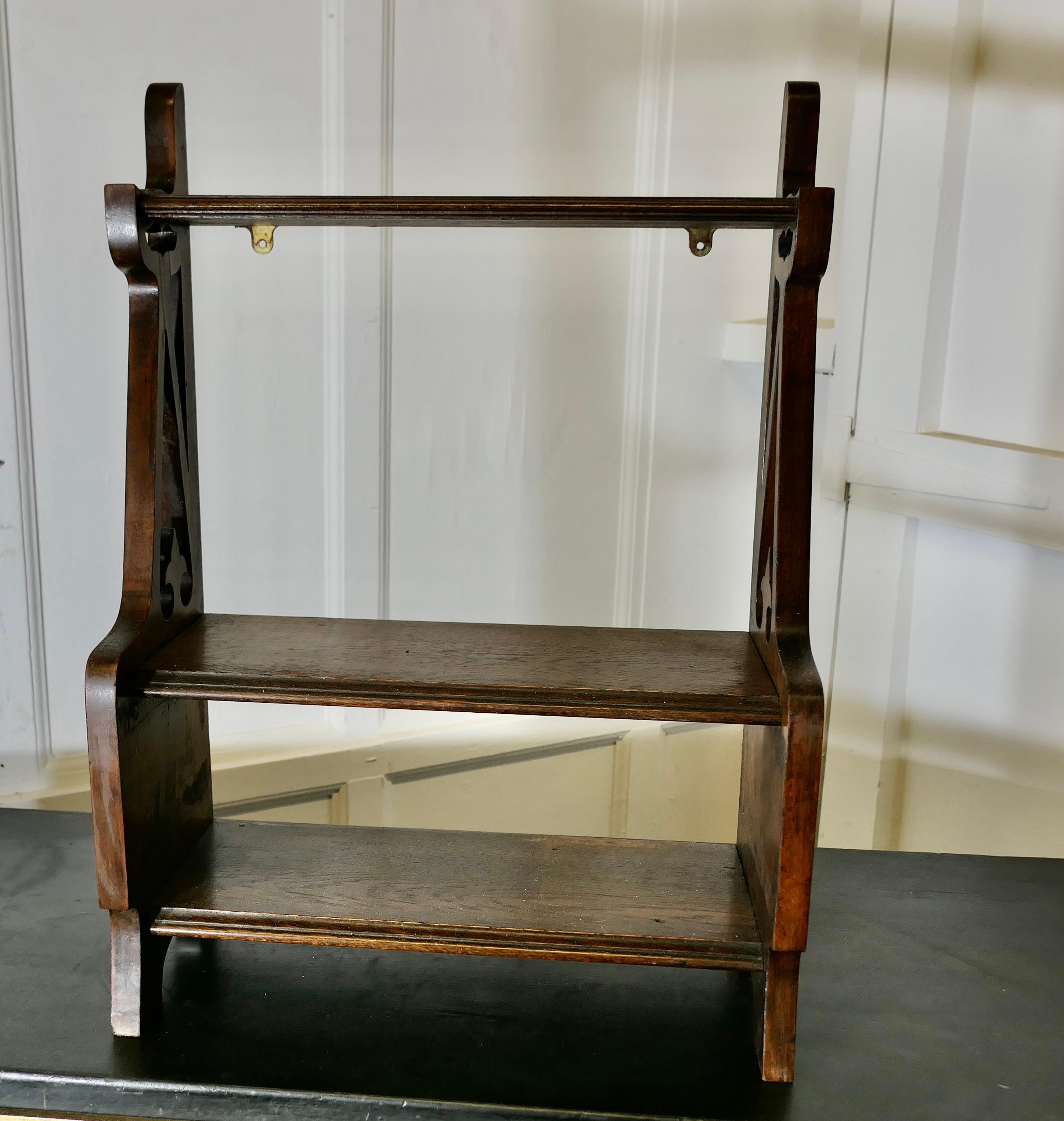 Scaffale da parete in Oak, arte e artigianato  

Questo piccolo e affascinante scaffale ha 3 ripiani aperti e lati decorativi, è in buone condizioni e si adatta bene a molti design di stanze. 
Il ripiano è profondo 8