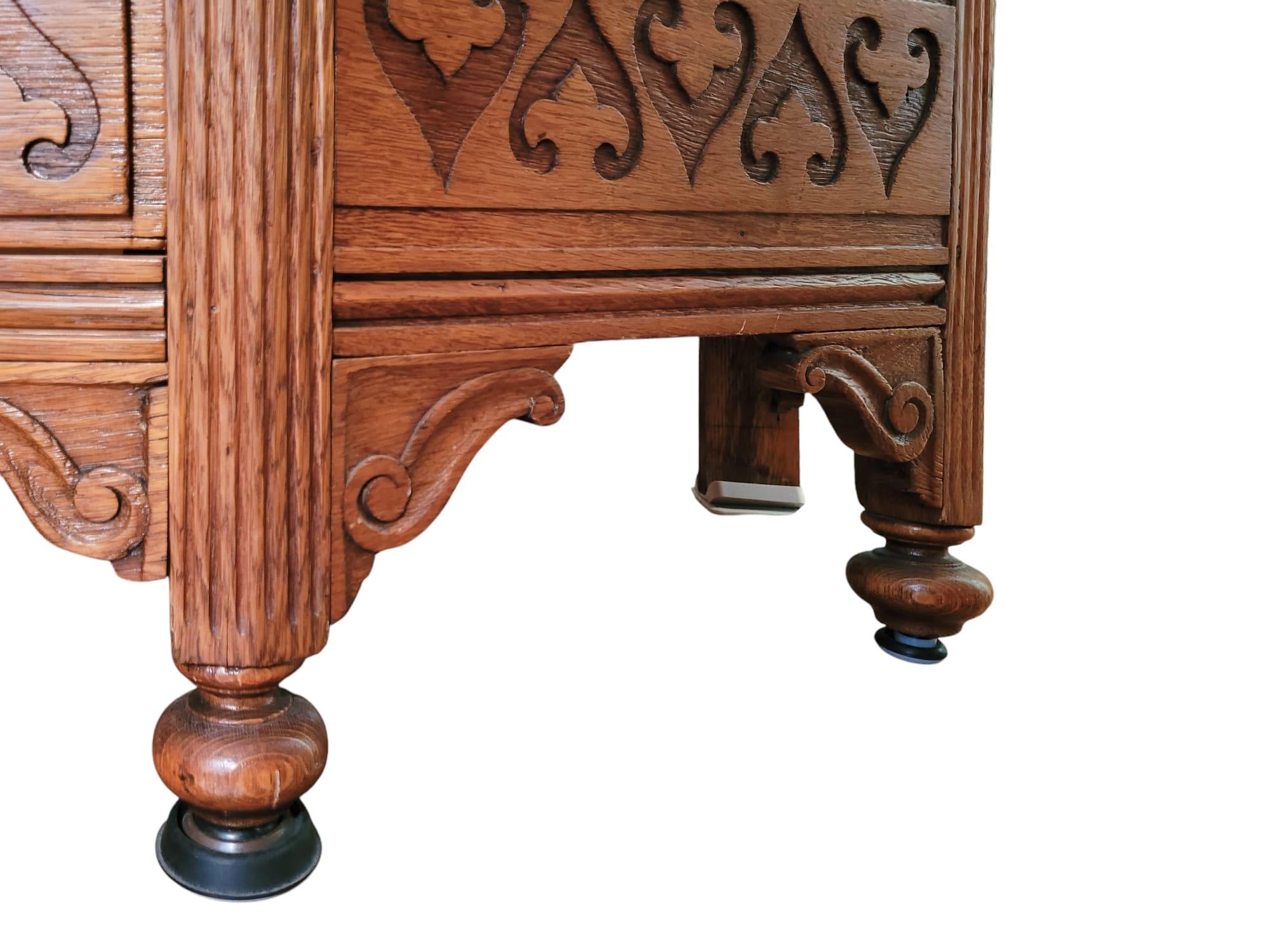 Arts and Crafts-Kleiderschrank aus Eiche, spätes 19. / frühes 20. Jahrhundert im Angebot 7