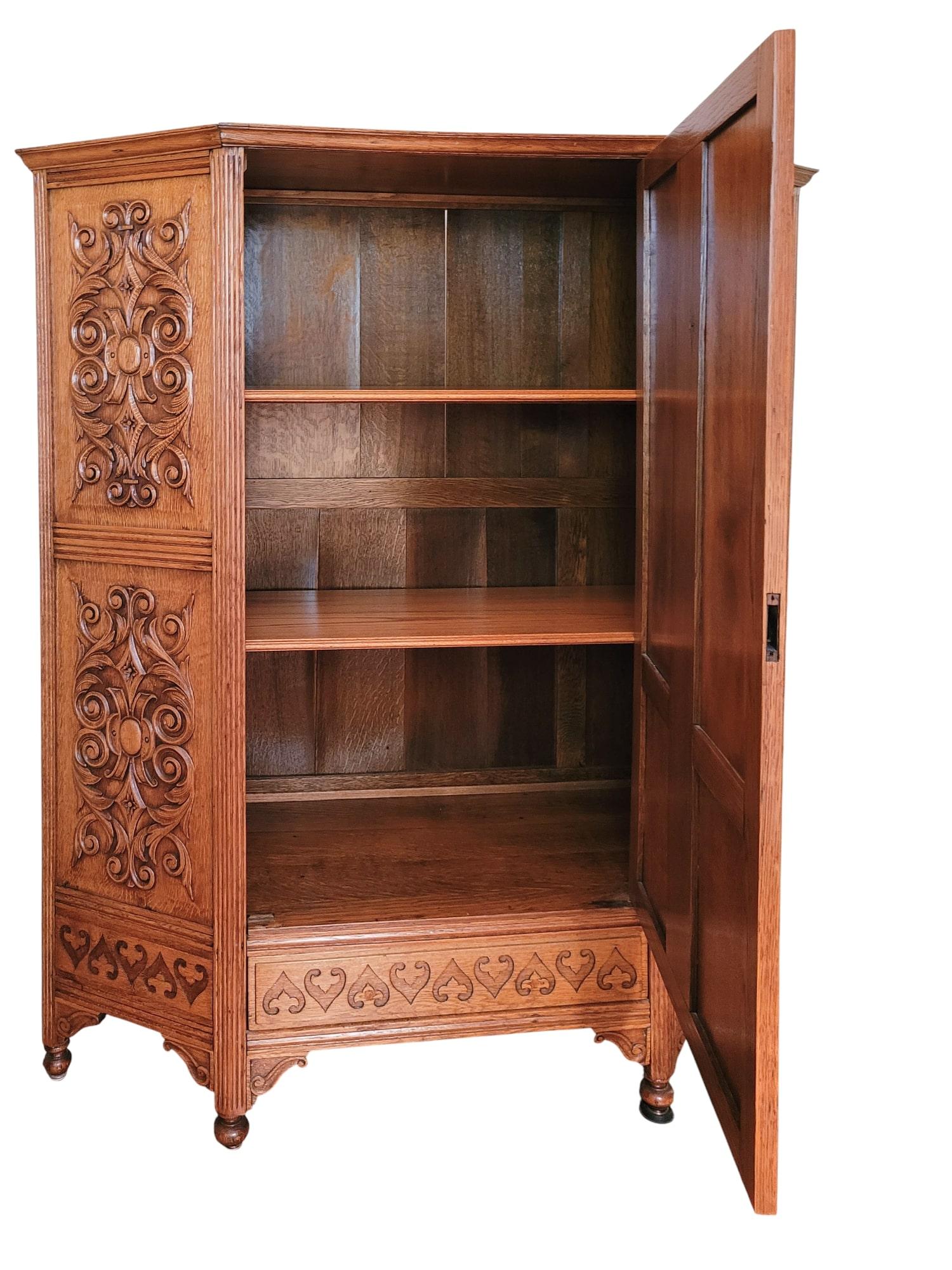 Arts and Crafts-Kleiderschrank aus Eiche, spätes 19. / frühes 20. Jahrhundert (Britisch) im Angebot