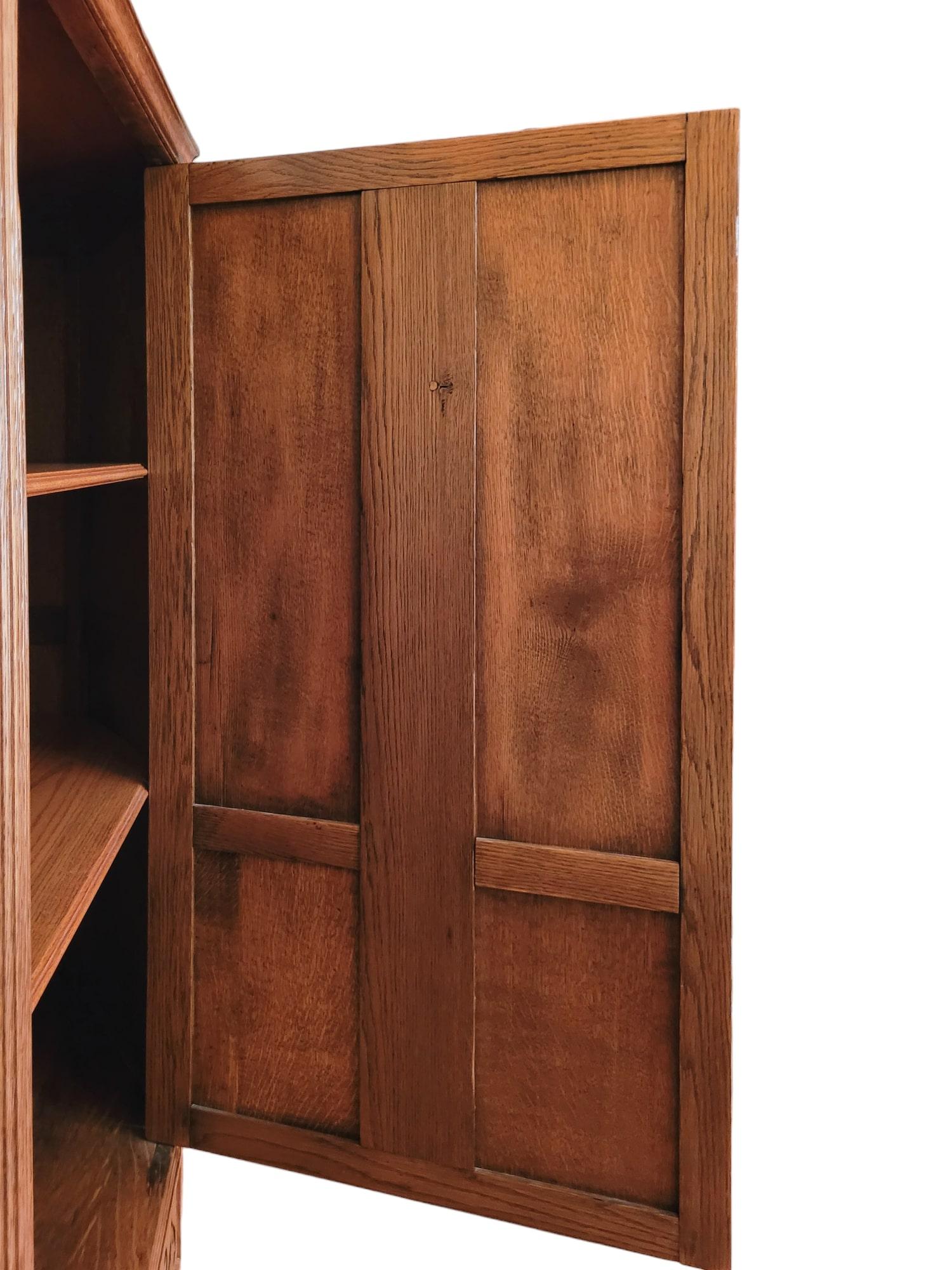 Arts and Crafts-Kleiderschrank aus Eiche, spätes 19. / frühes 20. Jahrhundert (Geschnitzt) im Angebot