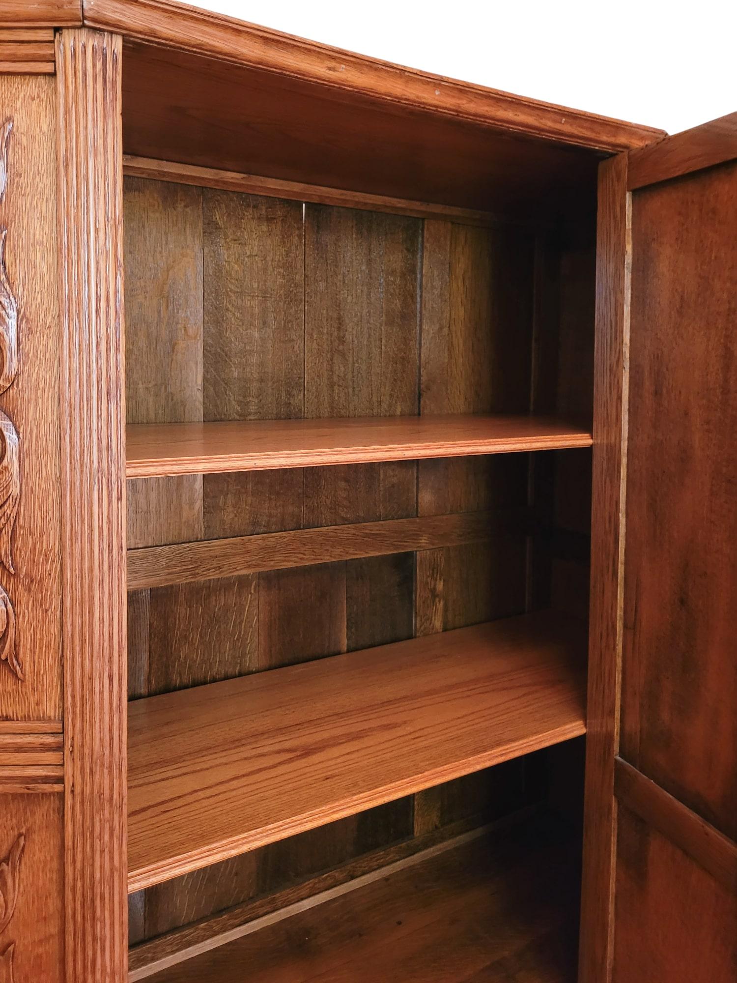 Arts and Crafts-Kleiderschrank aus Eiche, spätes 19. / frühes 20. Jahrhundert im Zustand „Gut“ im Angebot in North Palm Beach, FL