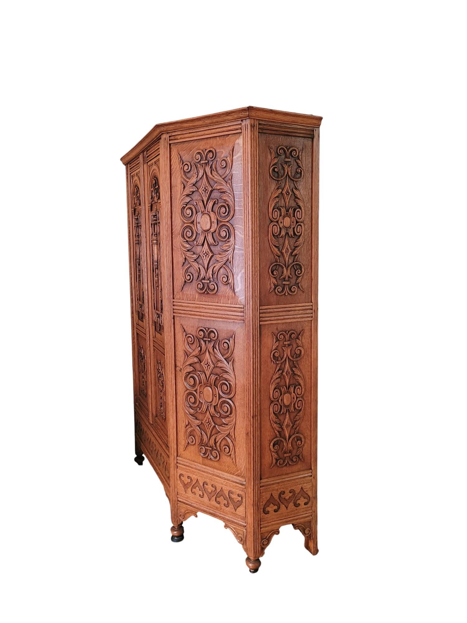 Arts and Crafts-Kleiderschrank aus Eiche, spätes 19. / frühes 20. Jahrhundert (19. Jahrhundert) im Angebot