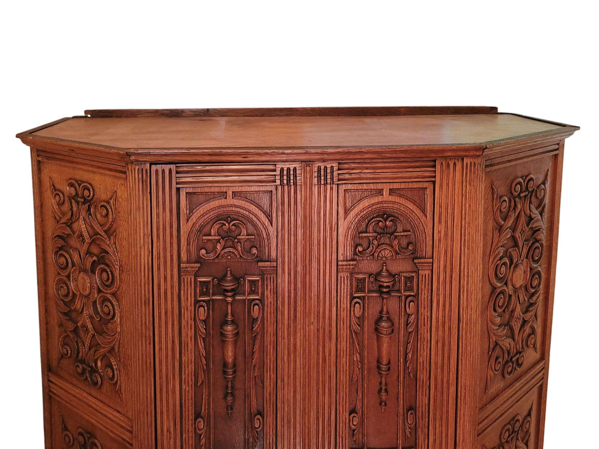 Arts and Crafts-Kleiderschrank aus Eiche, spätes 19. / frühes 20. Jahrhundert (Eichenholz) im Angebot