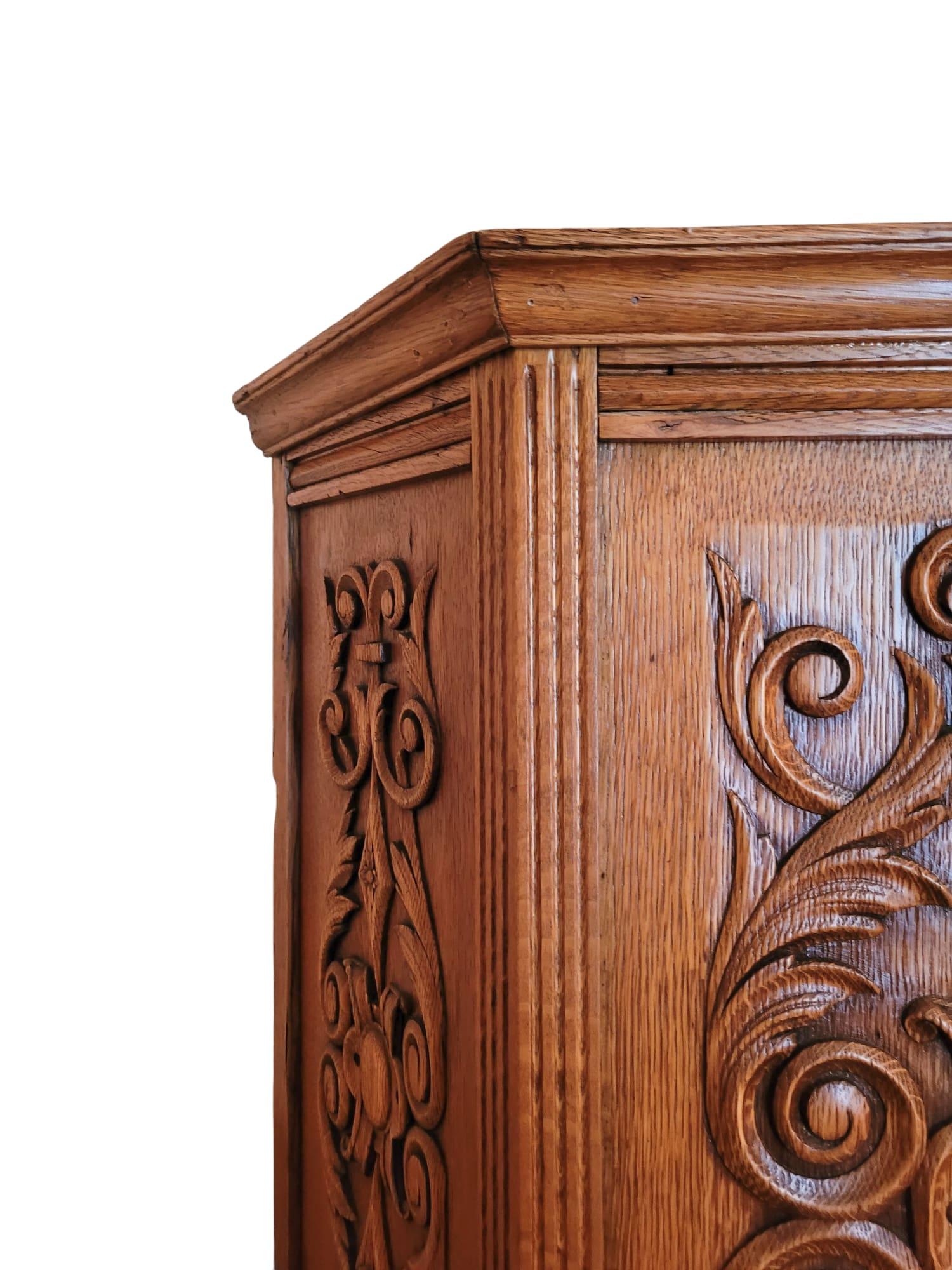 Arts and Crafts-Kleiderschrank aus Eiche, spätes 19. / frühes 20. Jahrhundert im Angebot 1