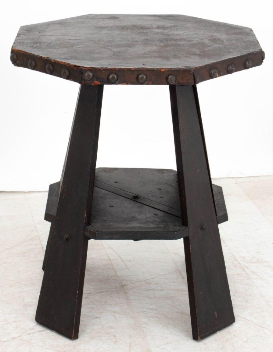 Table d'appoint à plateau octogonal en cuir de style Arts and Crafts, avec une garniture de tête de clou en laiton et une étagère inférieure octogonale, apparemment non marquée. 28.5