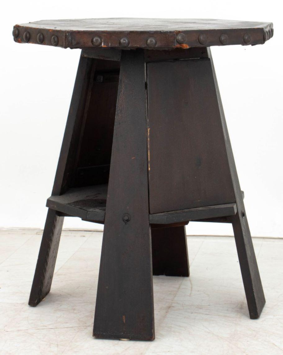 Table d'appoint octogonale en cuir Arts and Crafts Bon état - En vente à Astoria, NY