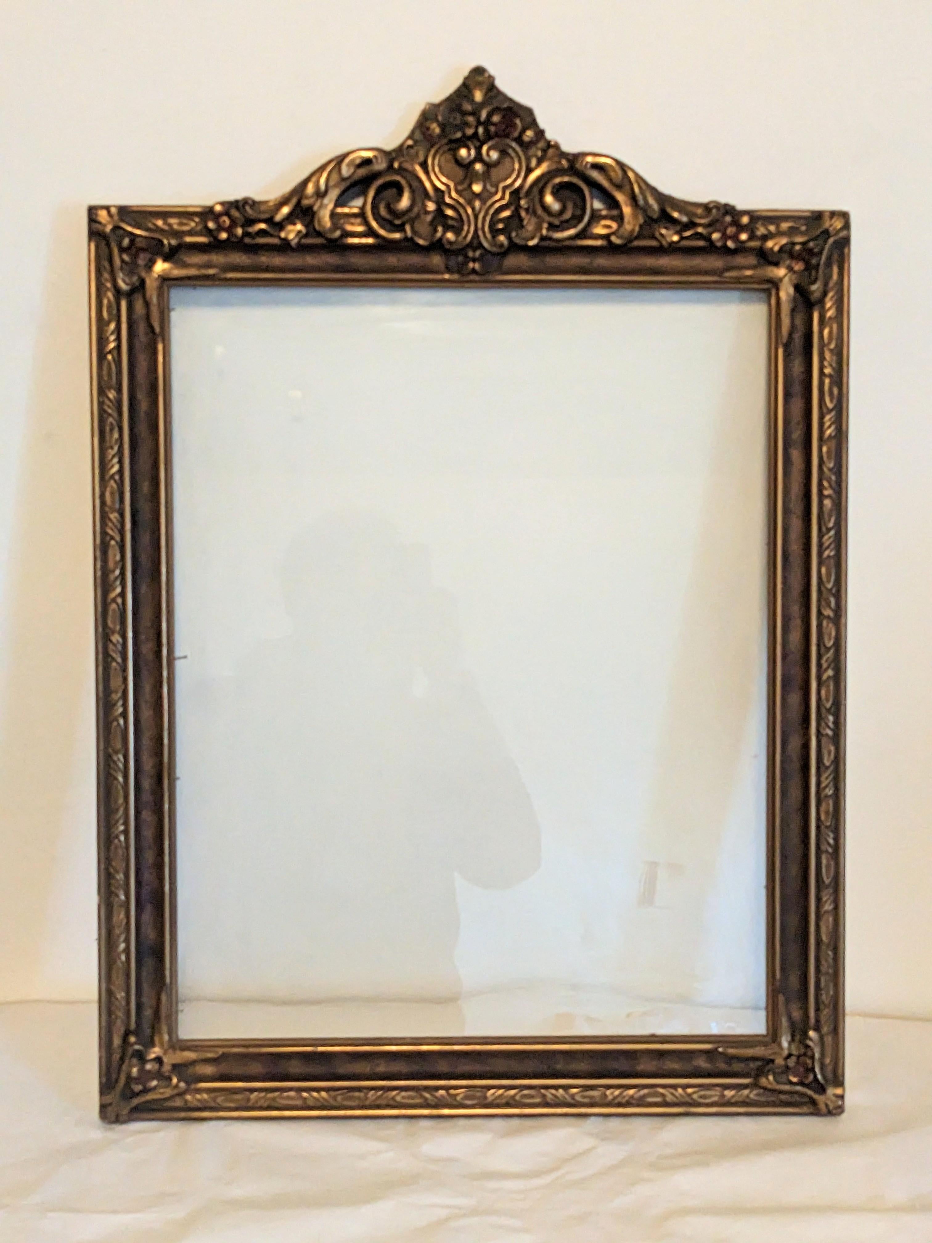 Attractive arts and crafts patinaed hand carved wood frame in a matte burnished green gold with red highlights on the flowers.
1900, USA. Measures : Glass area 20