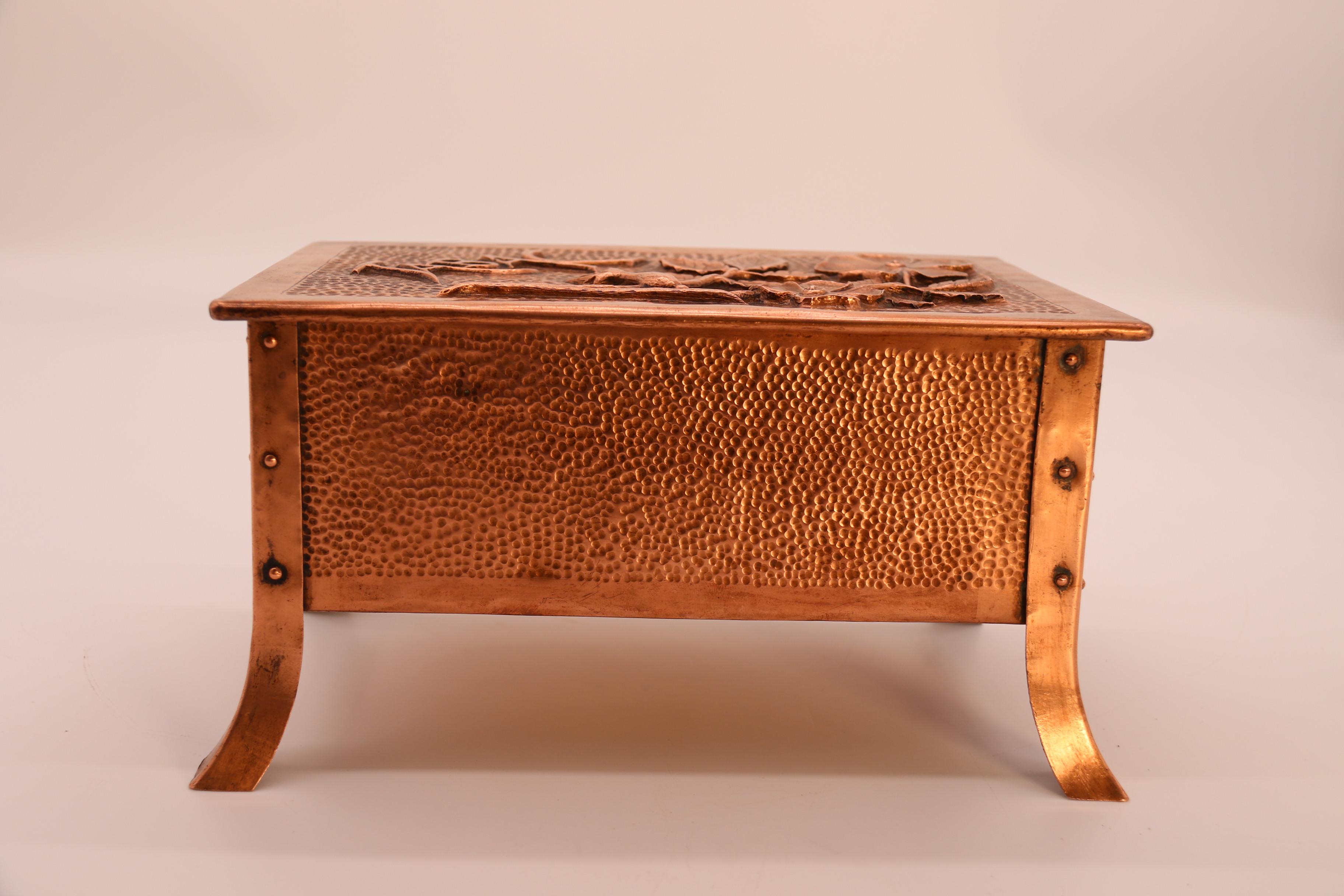 Zigarren- oder Tabaksdose aus Kupfer aus der Zeit des Arts and Crafts, Frankreich um 1900 im Angebot 5