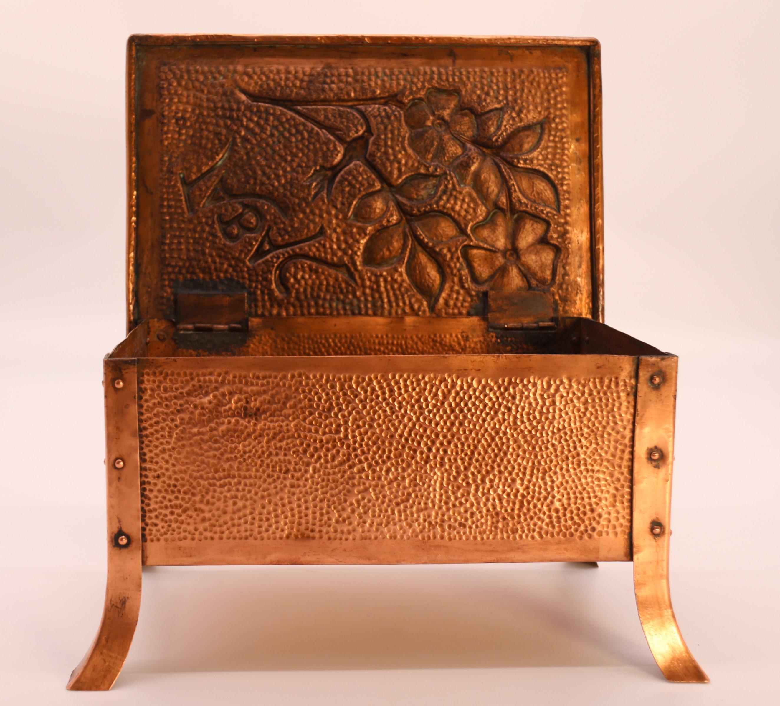 Zigarren- oder Tabaksdose aus Kupfer aus der Zeit des Arts and Crafts, Frankreich um 1900 im Angebot 6