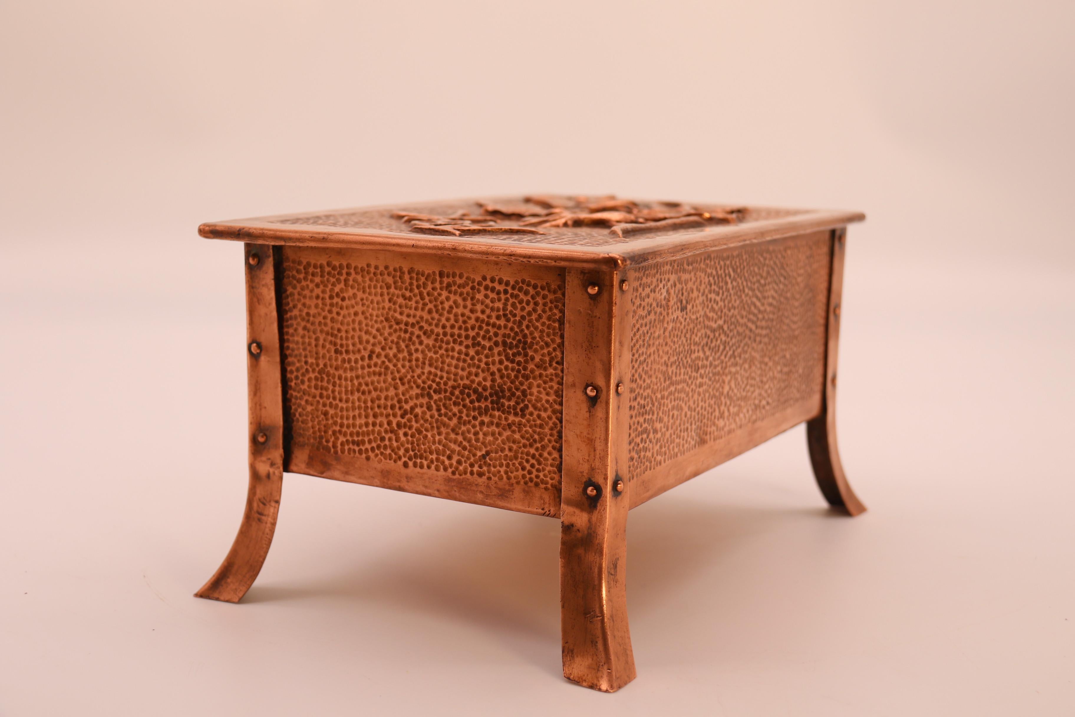 Zigarren- oder Tabaksdose aus Kupfer aus der Zeit des Arts and Crafts, Frankreich um 1900 im Angebot 7