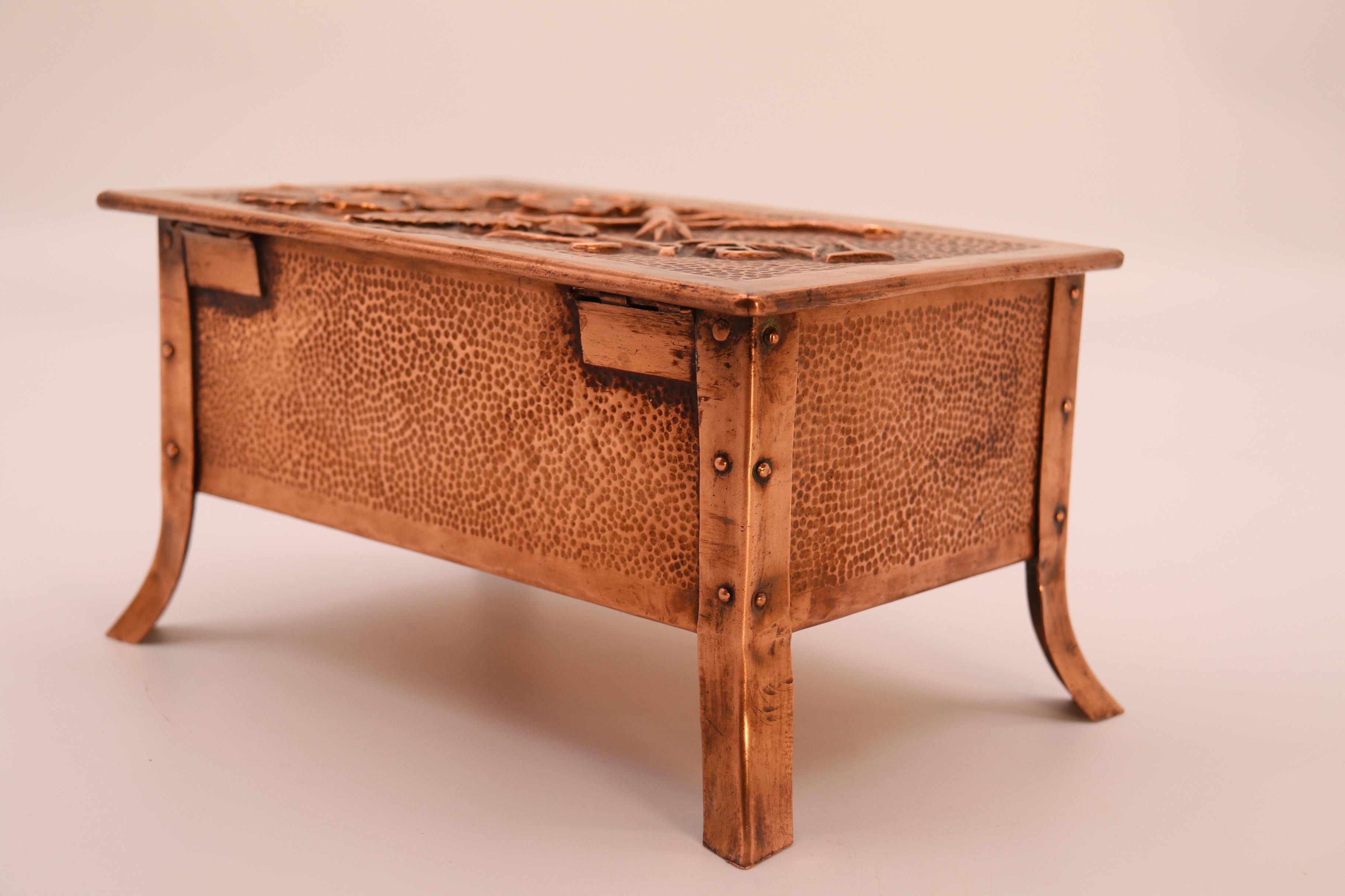 Zigarren- oder Tabaksdose aus Kupfer aus der Zeit des Arts and Crafts, Frankreich um 1900 im Angebot 9