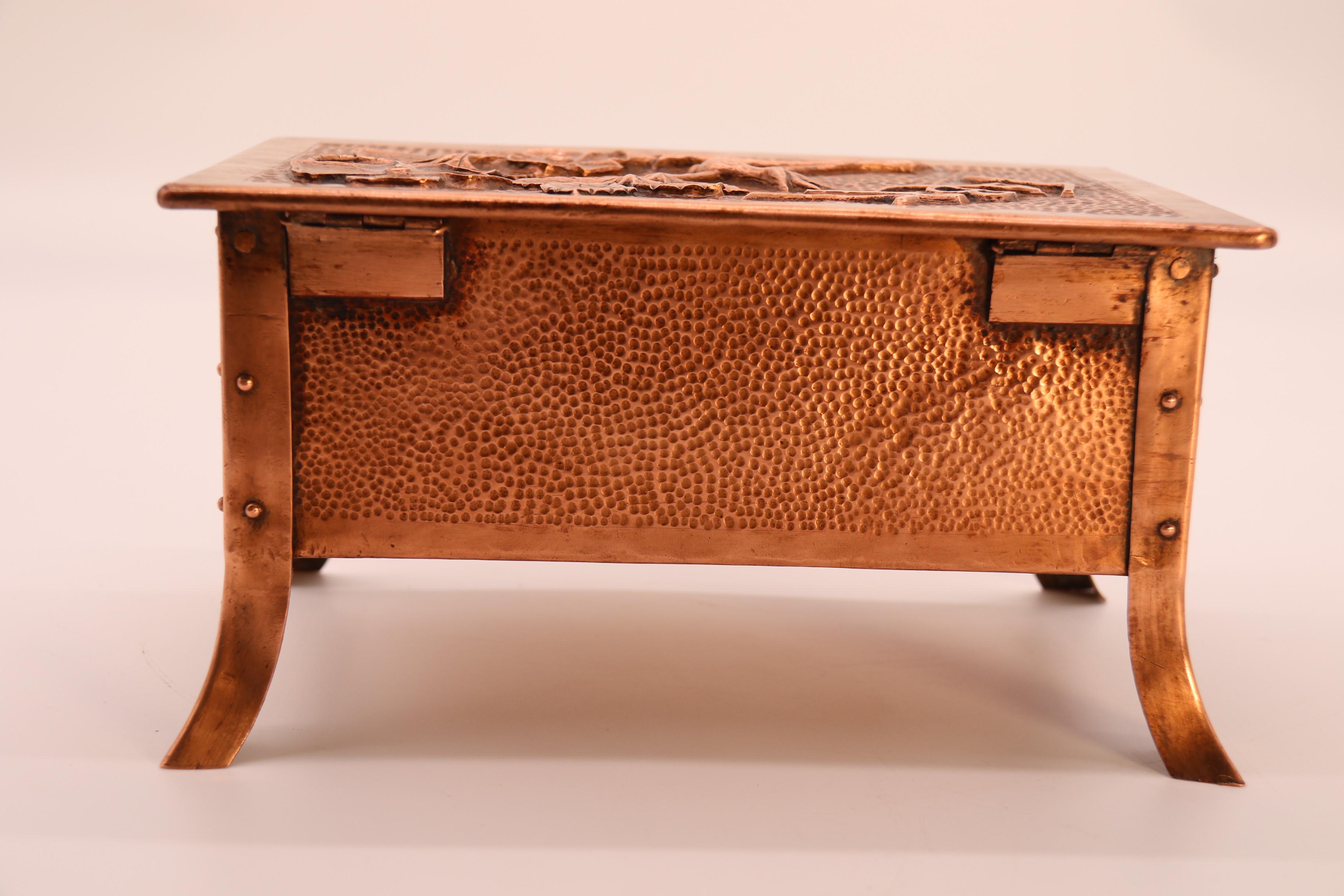 Zigarren- oder Tabaksdose aus Kupfer aus der Zeit des Arts and Crafts, Frankreich um 1900 im Angebot 10