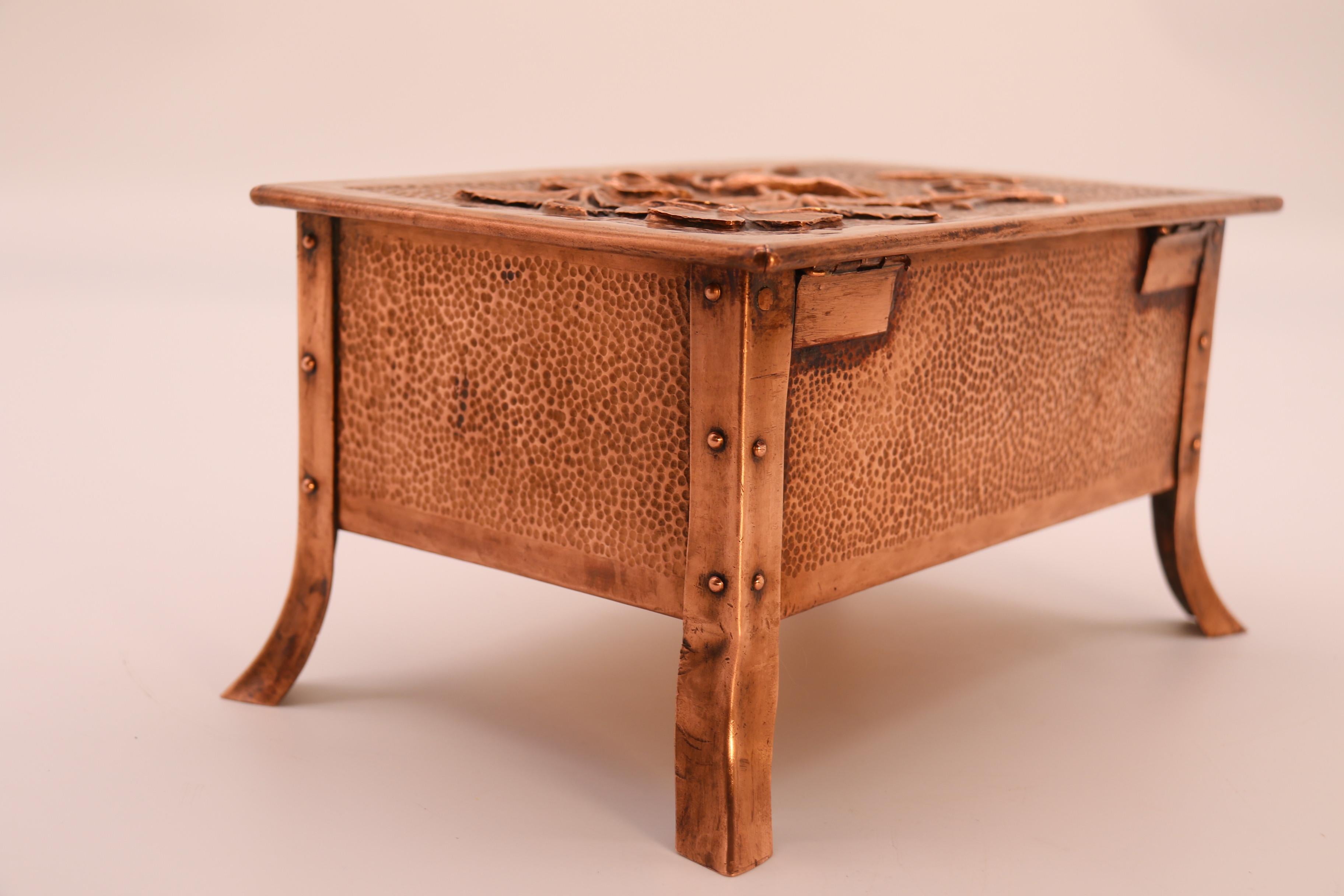 Zigarren- oder Tabaksdose aus Kupfer aus der Zeit des Arts and Crafts, Frankreich um 1900 im Angebot 11