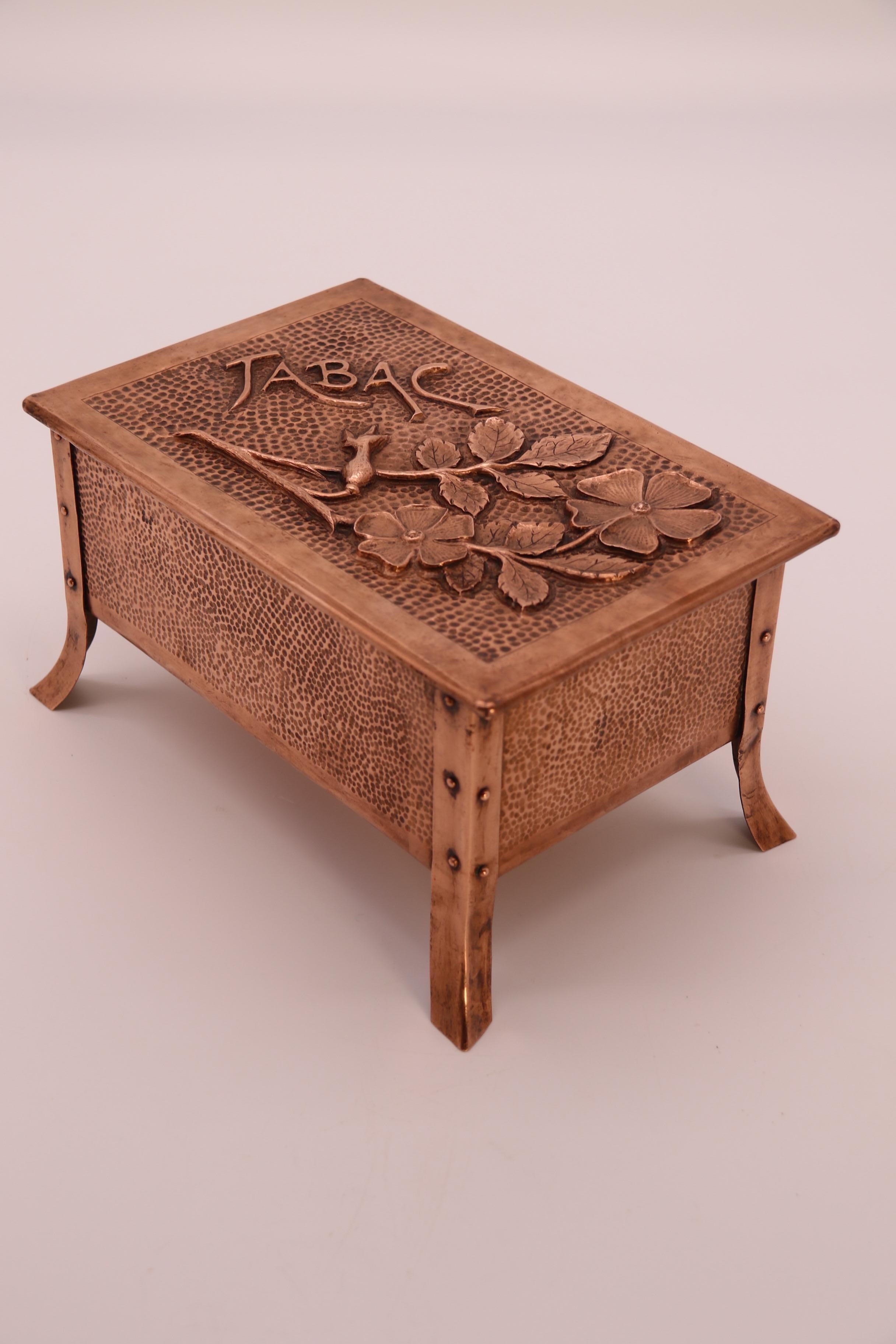 Zigarren- oder Tabaksdose aus Kupfer aus der Zeit des Arts and Crafts, Frankreich um 1900 (Französisch) im Angebot