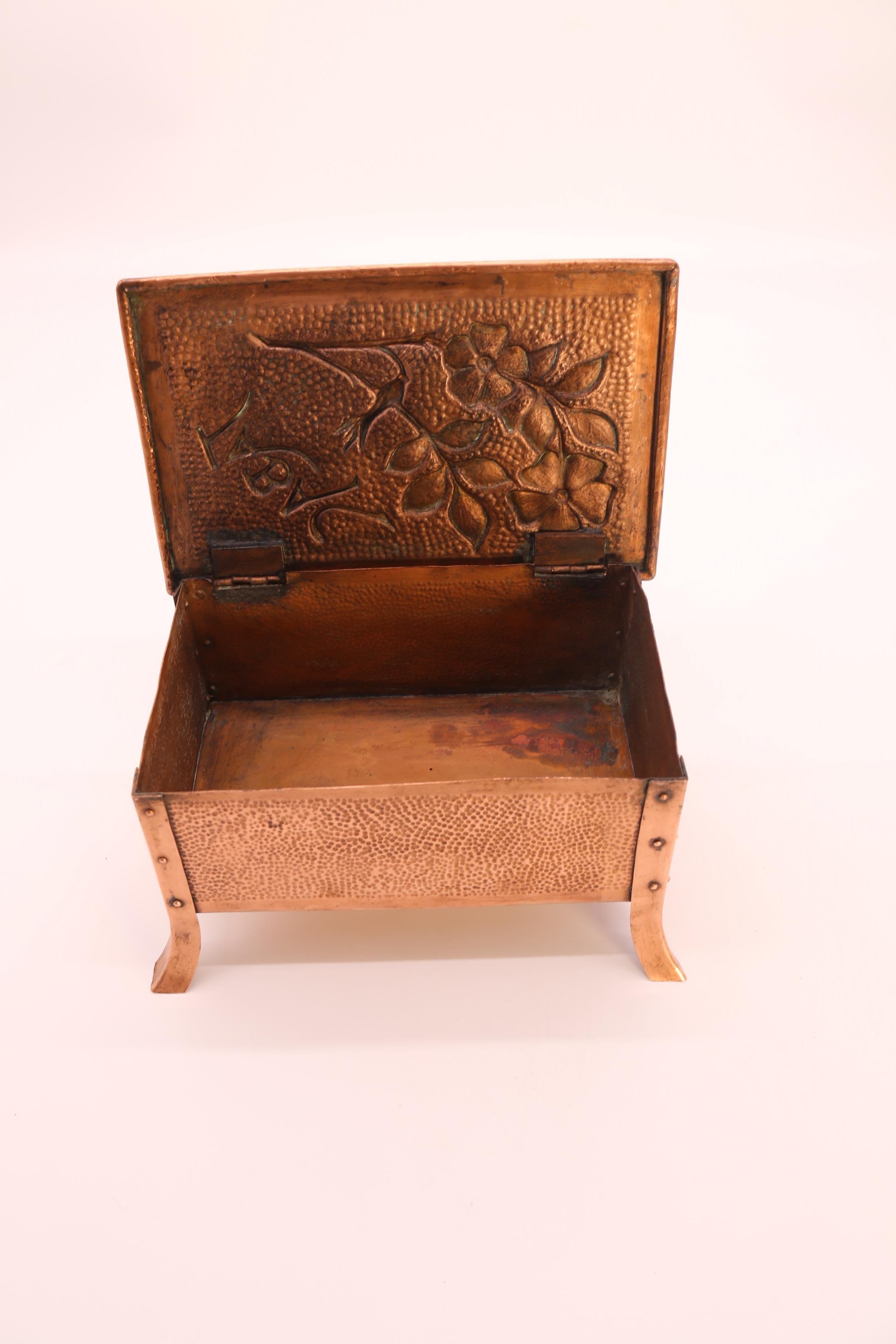 Zigarren- oder Tabaksdose aus Kupfer aus der Zeit des Arts and Crafts, Frankreich um 1900 (Handgefertigt) im Angebot