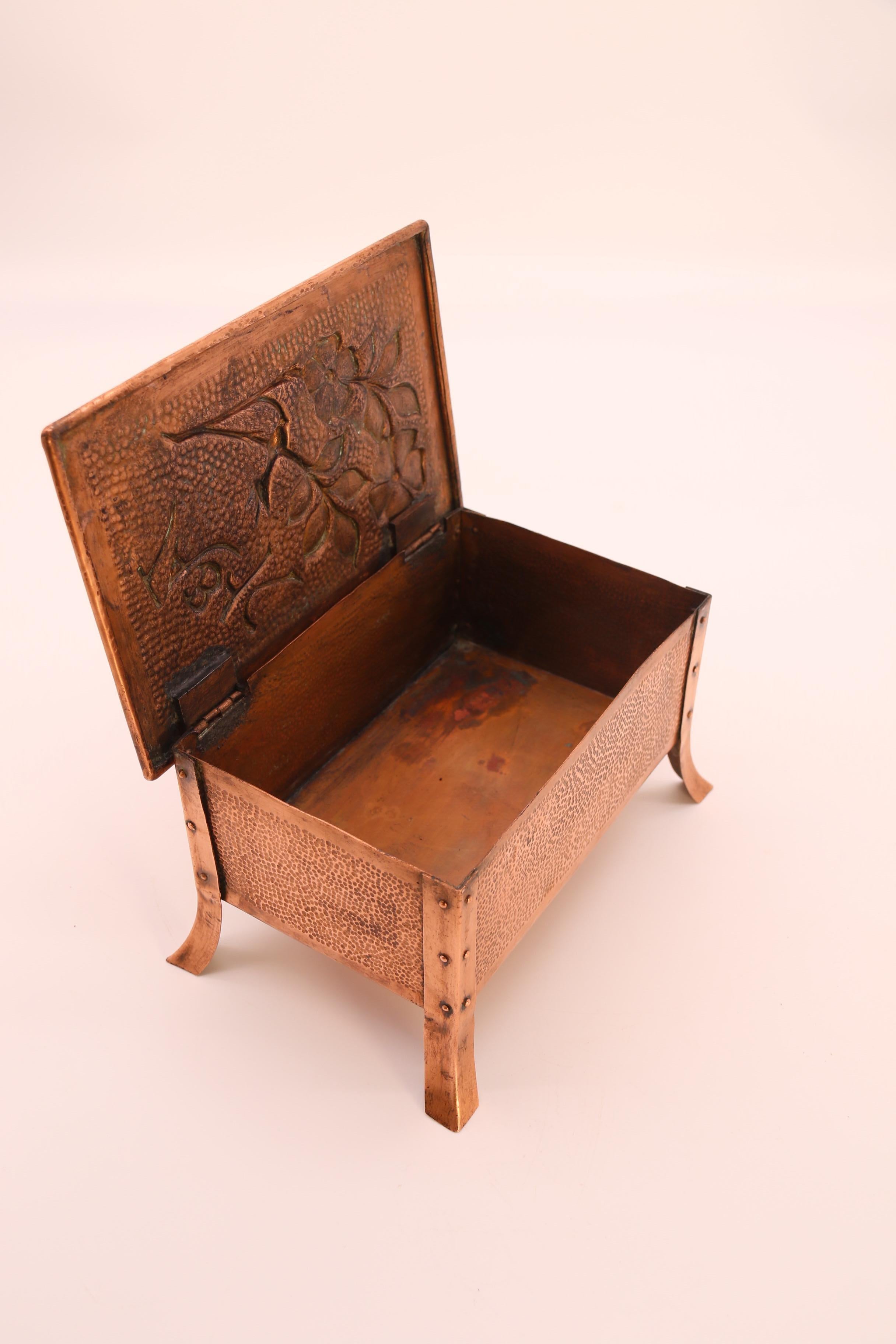 Zigarren- oder Tabaksdose aus Kupfer aus der Zeit des Arts and Crafts, Frankreich um 1900 im Zustand „Gut“ im Angebot in Central England, GB