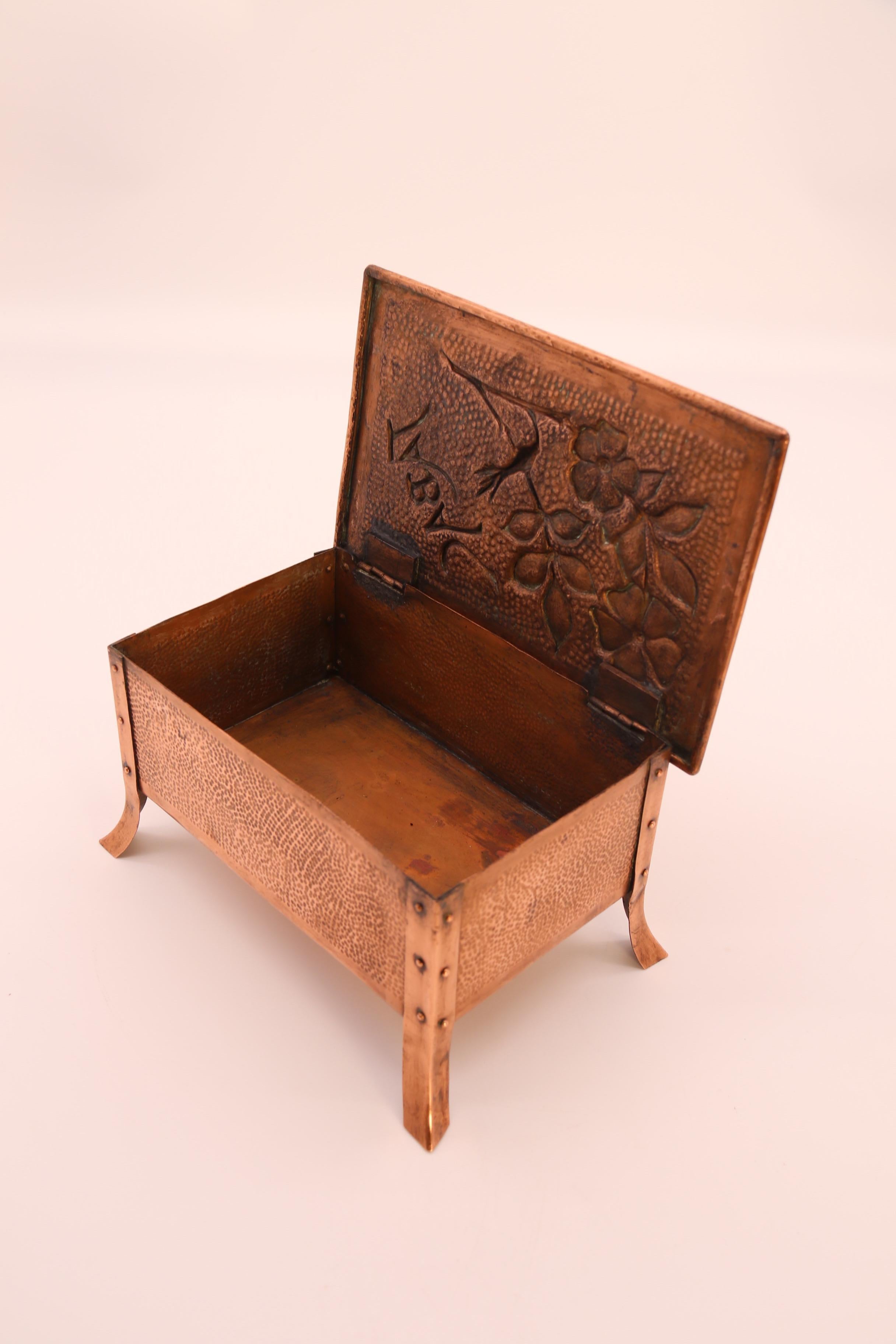 Zigarren- oder Tabaksdose aus Kupfer aus der Zeit des Arts and Crafts, Frankreich um 1900 (19. Jahrhundert) im Angebot