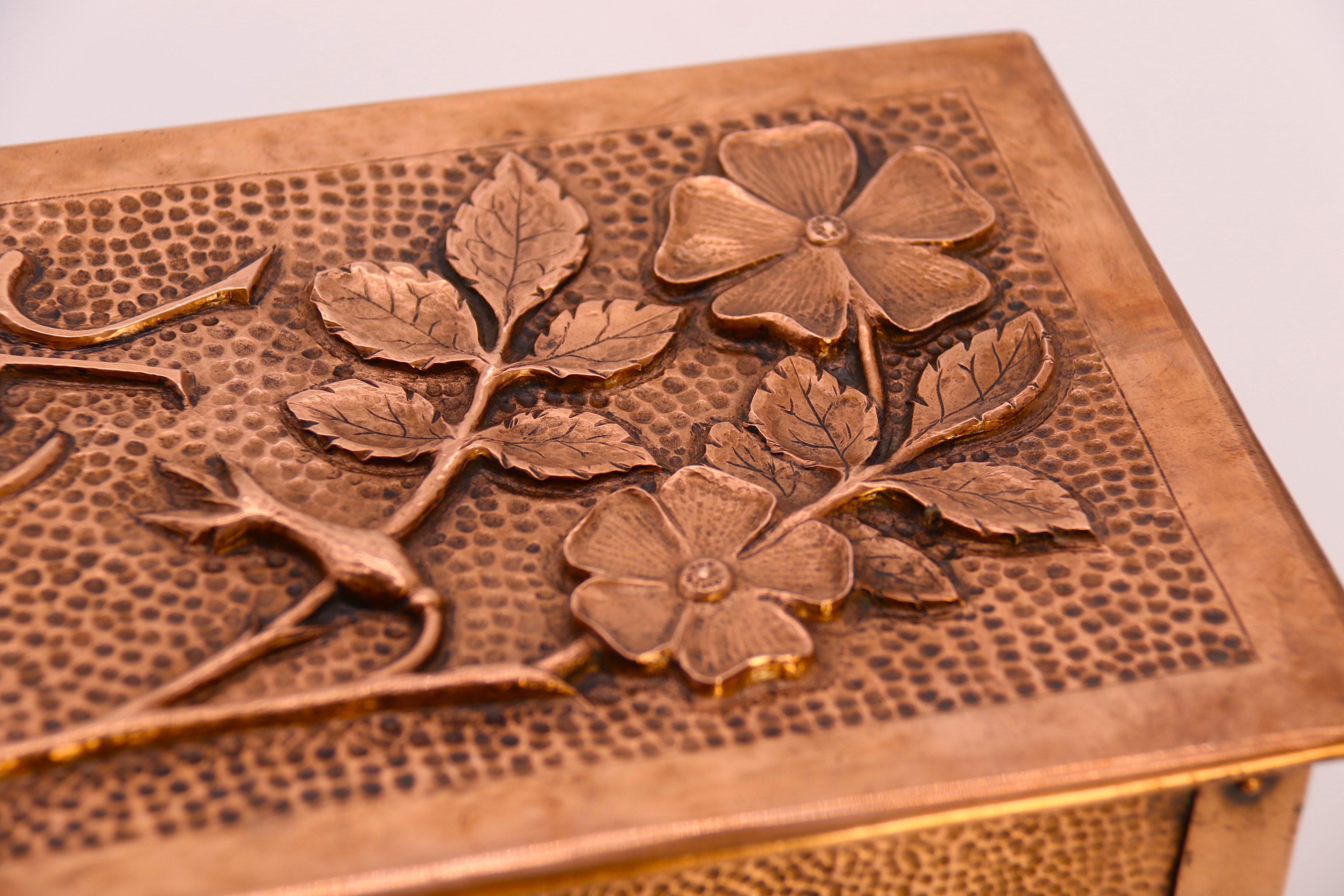 Zigarren- oder Tabaksdose aus Kupfer aus der Zeit des Arts and Crafts, Frankreich um 1900 im Angebot 1