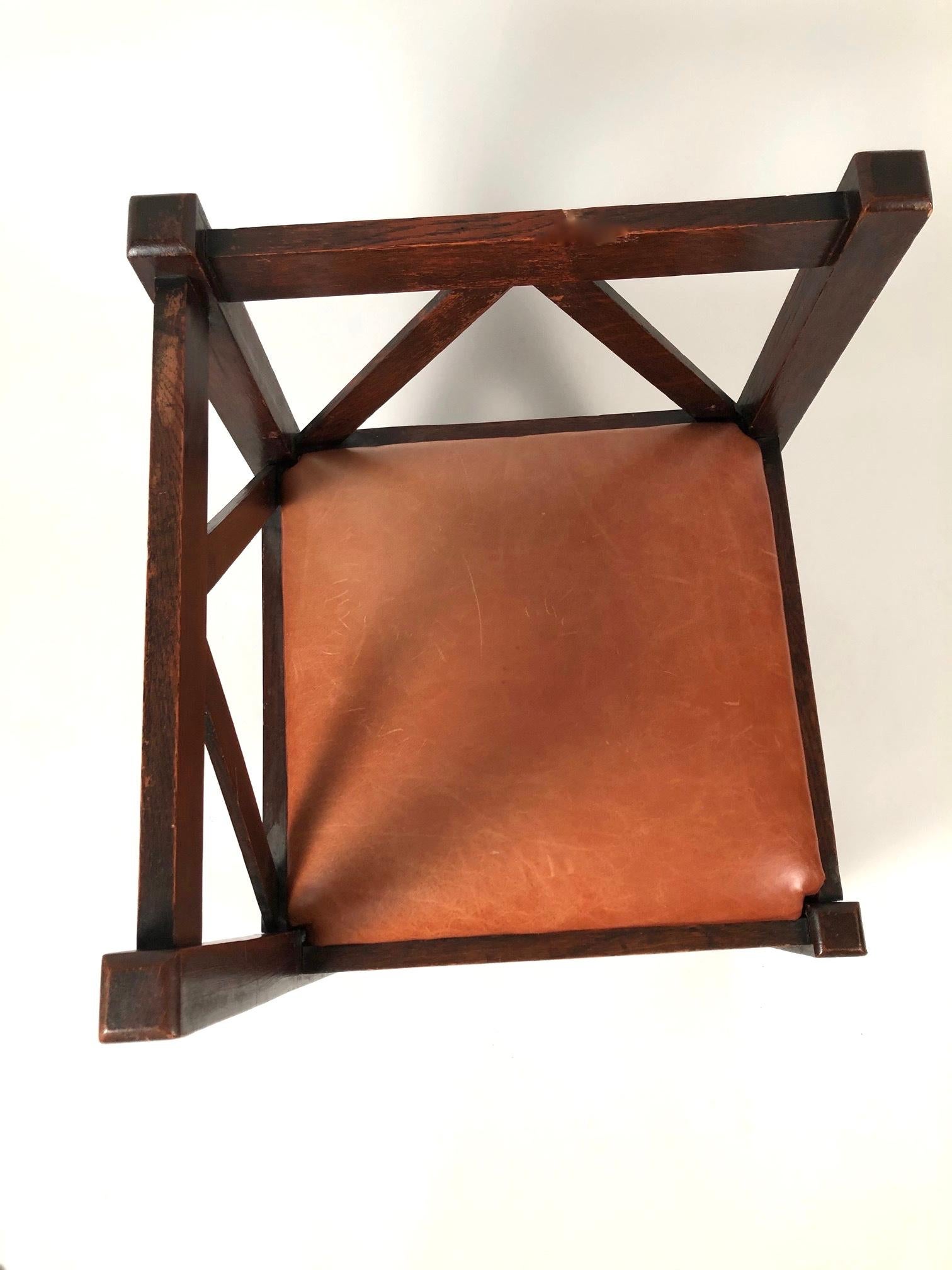Arts & Crafts Period Oak Corner Chair In Good Condition In Essex, MA