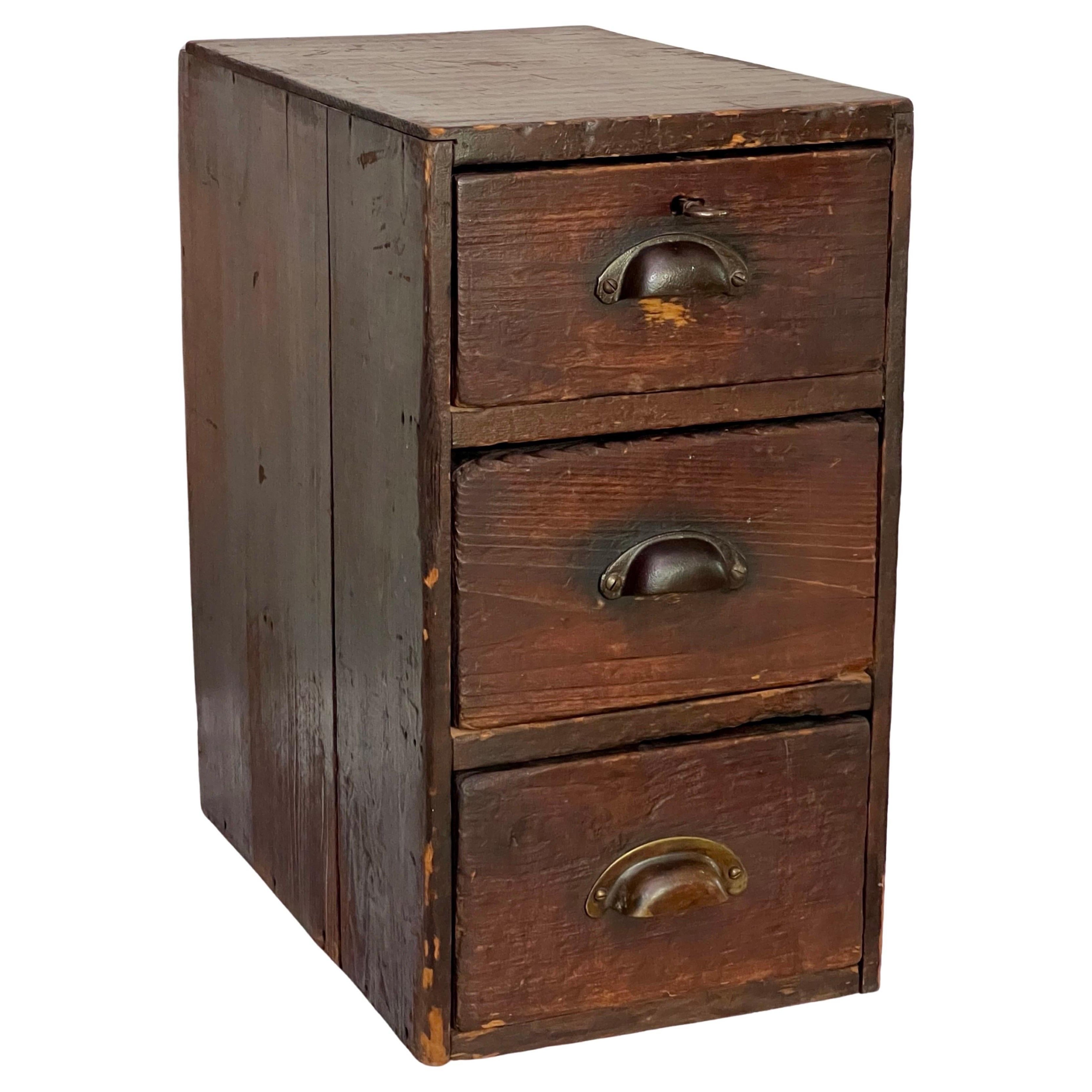 Piccola cassettiera a tre cassetti in Oak del periodo Arts and Crafts, realizzata a mano, 1910 ca.