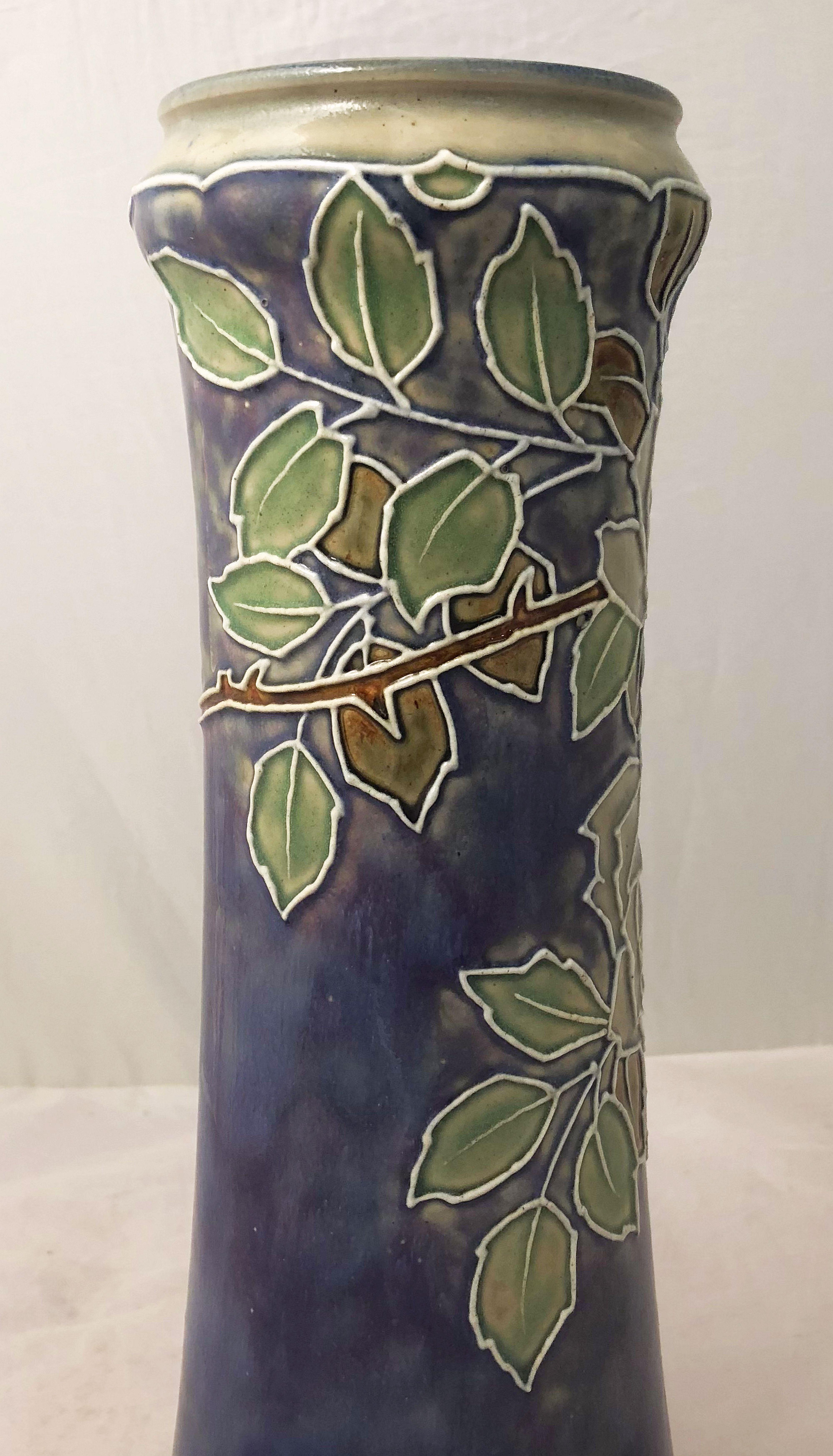 Paar Royal Doulton-Vasen aus der Arts & Crafts-Periode, 'Price as a Paar' im Angebot 3