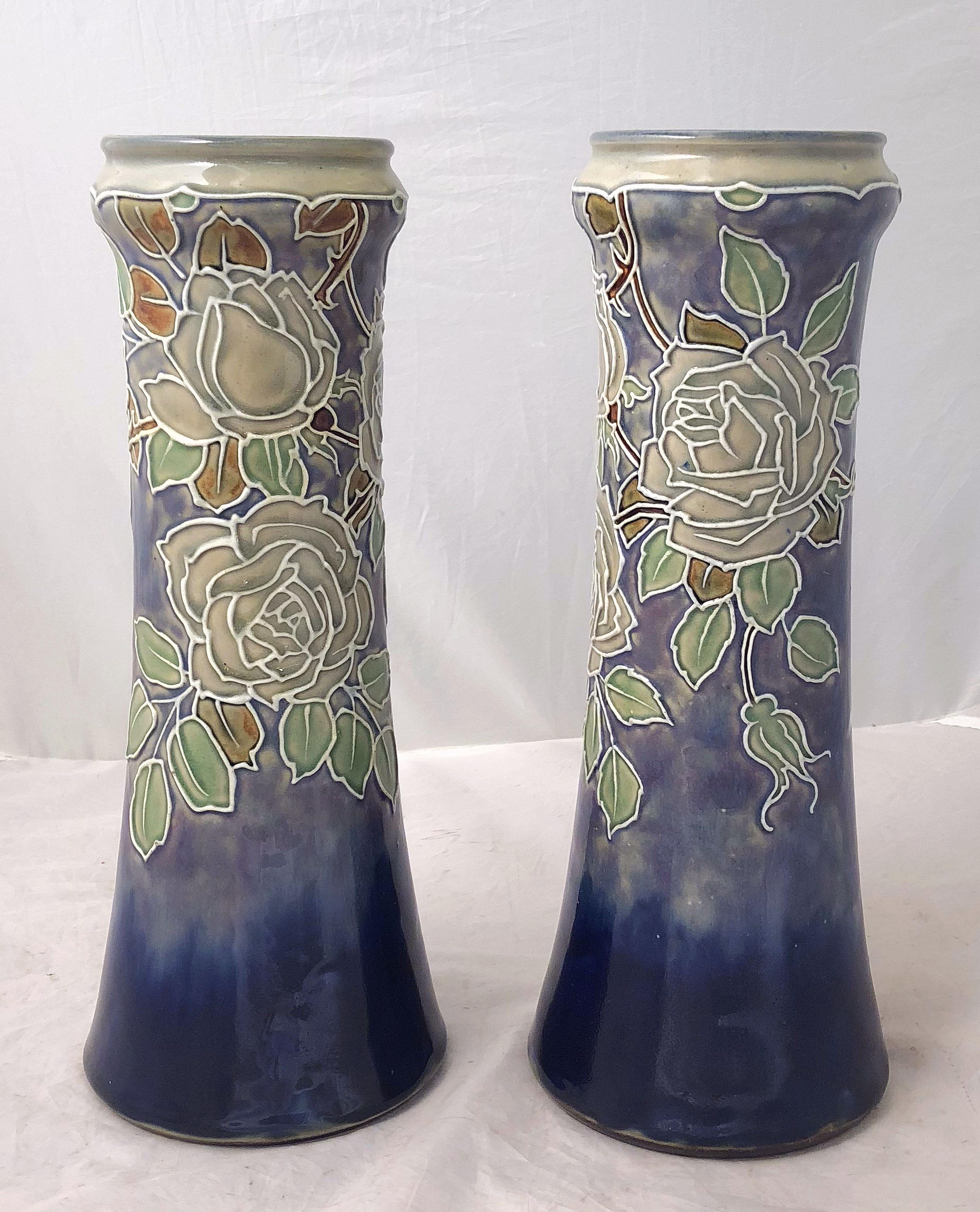 Ein feines Paar englischer dekorativer Keramikvasen aus der Arts & Crafts-Periode von der berühmten Töpferfirma Royal Doulton - jede Vase ist mit einem hübschen Blattmuster um den Umfang herum versehen. 

Mit eingeprägter Marke am Sockel.

Preis