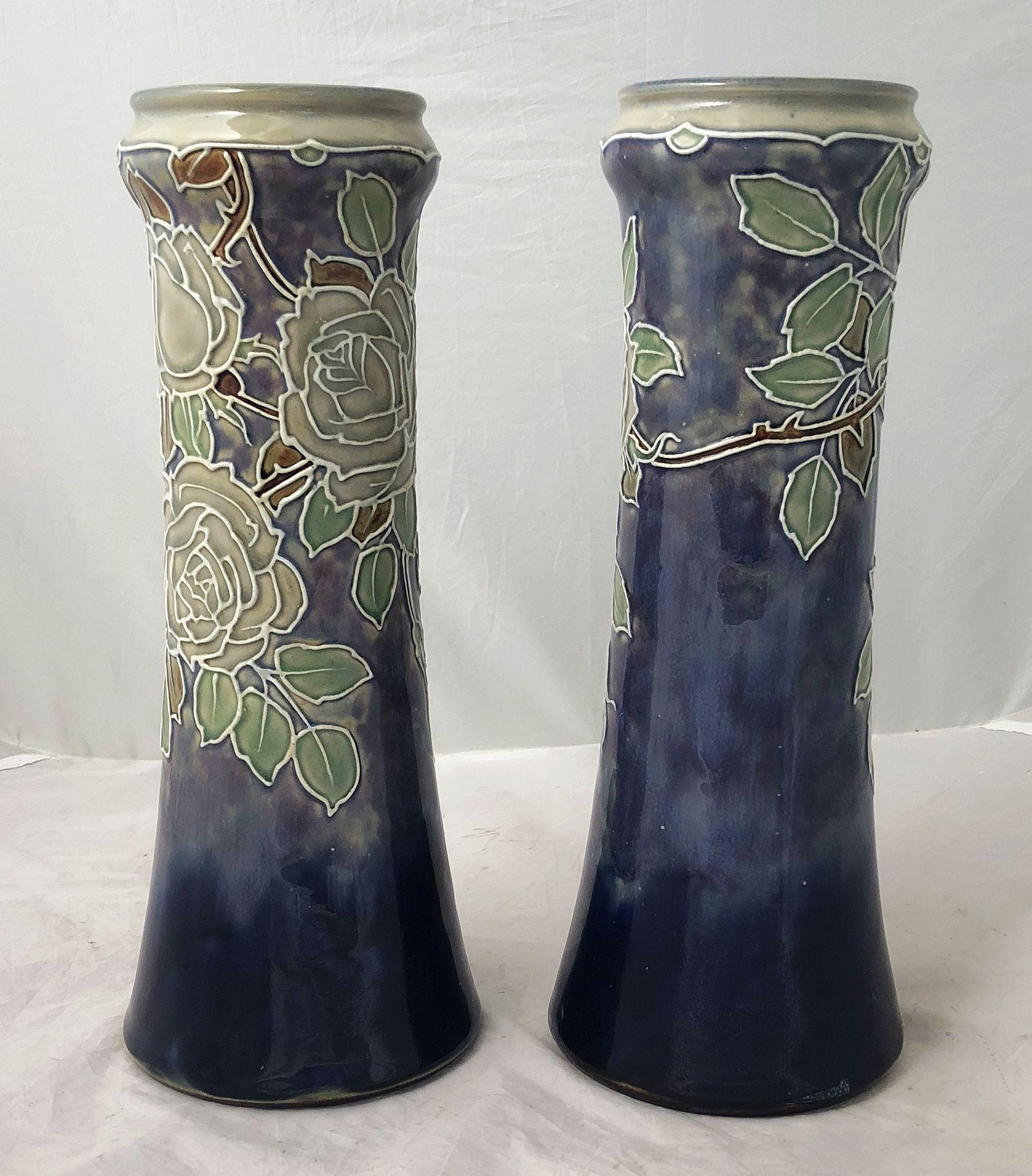 Paar Royal Doulton-Vasen aus der Arts & Crafts-Periode, 'Price as a Paar' (Arts and Crafts) im Angebot