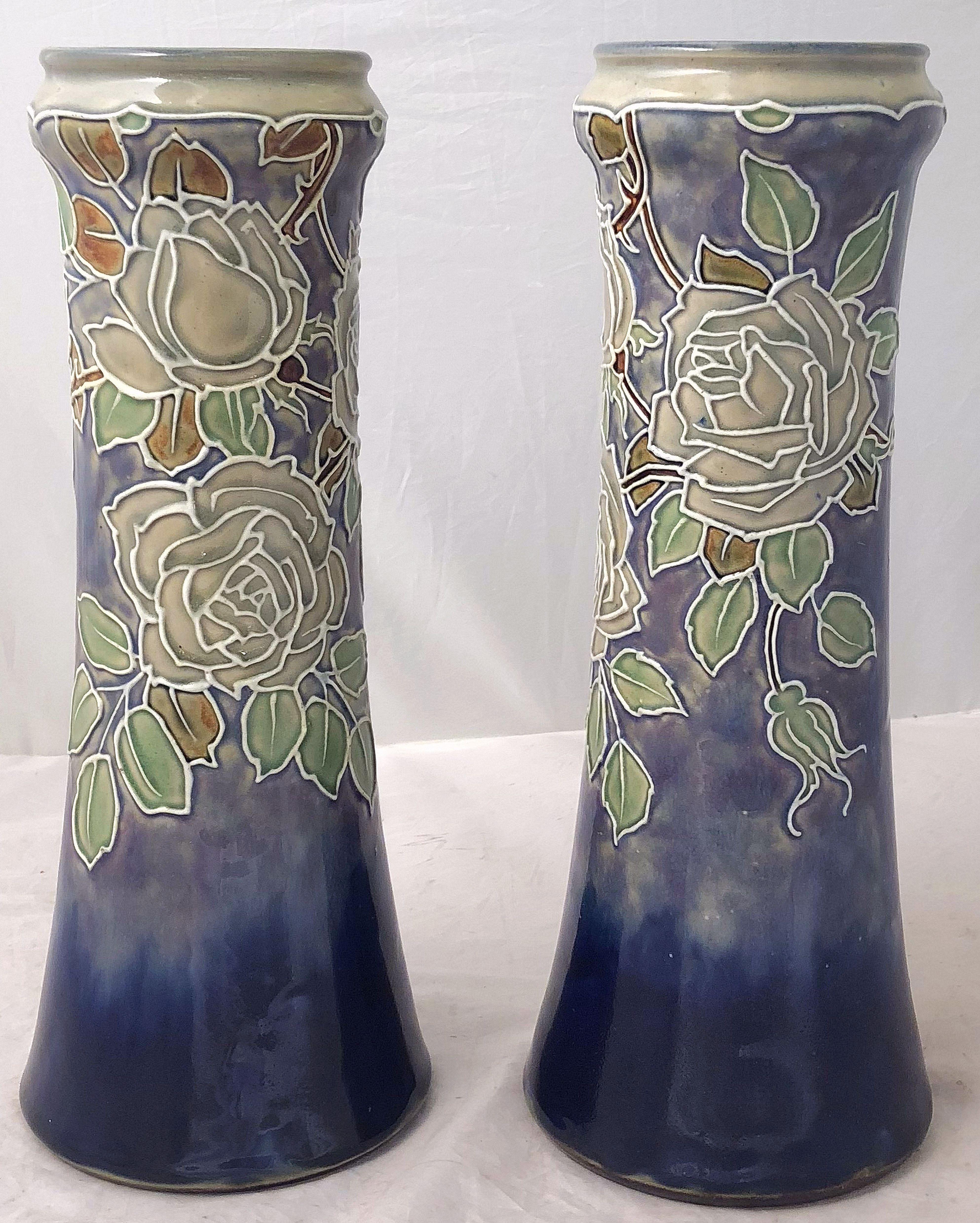 Paar Royal Doulton-Vasen aus der Arts & Crafts-Periode, 'Price as a Paar' (20. Jahrhundert) im Angebot