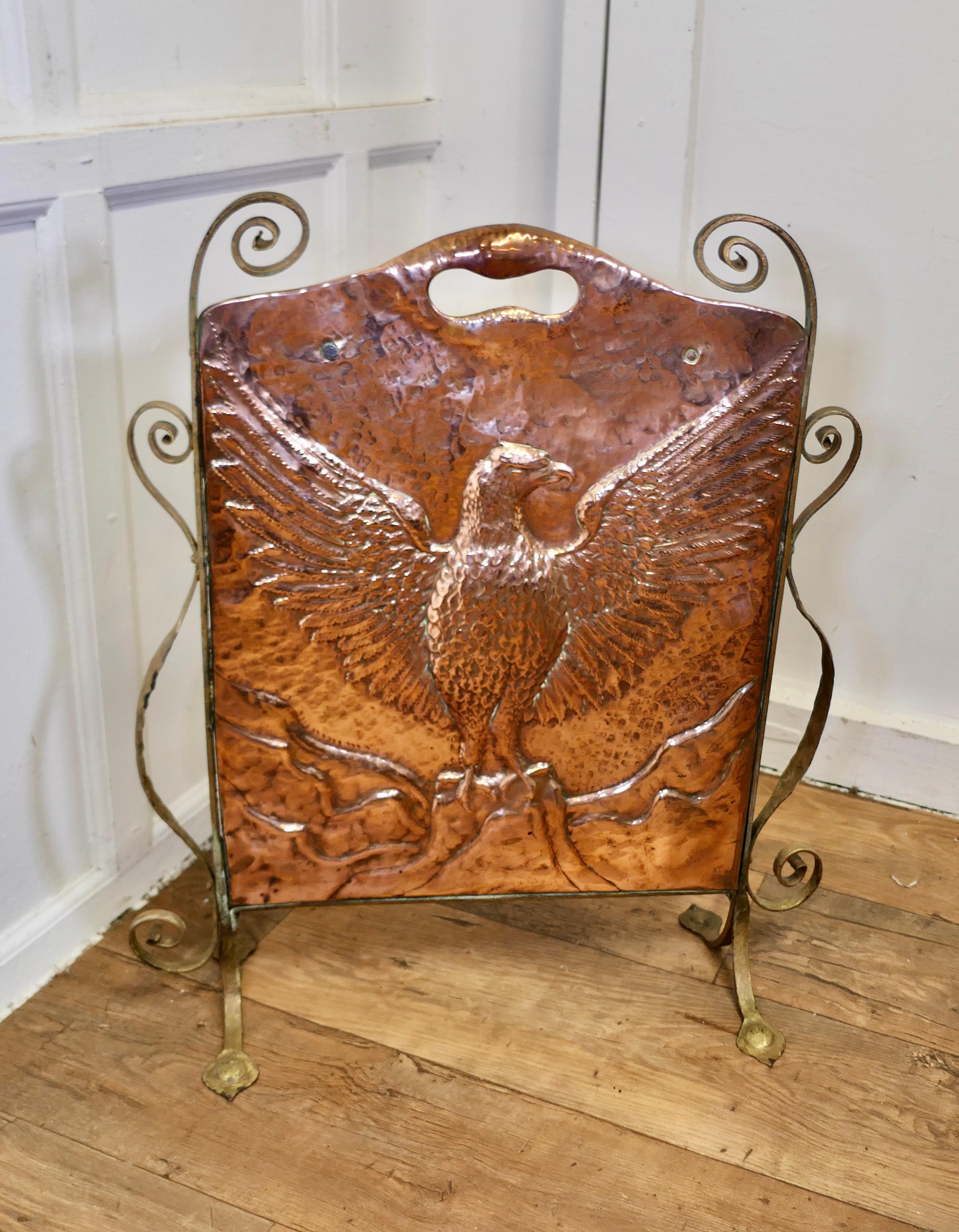Arts and Crafts Phoenix Eagle Feuerschirm aus Kupfer und Messing  Dies ist ein Classic in (Spätes 19. Jahrhundert) im Angebot