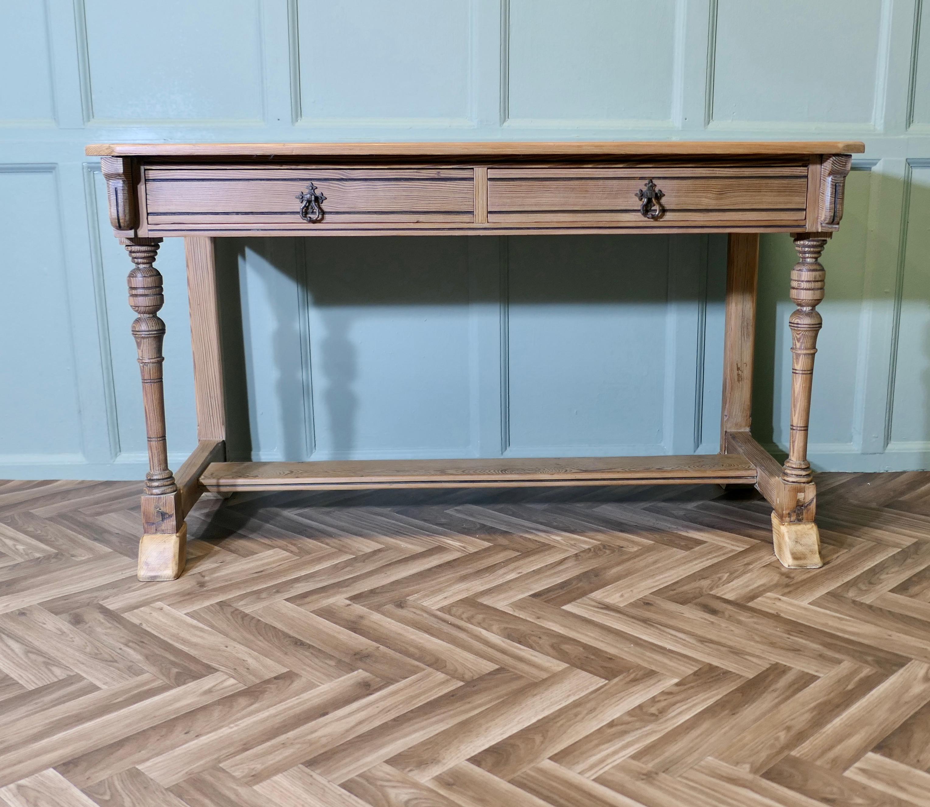 Table à écrire Arts and Crafts Pitch Pine
 
Table d'appoint ou table à écrire en pin pitch de qualité supérieure dans le style Arts and Crafts.
Il y a deux tiroirs le long de la façade et un large châssis en dessous.

Il s'agit d'un grand classique