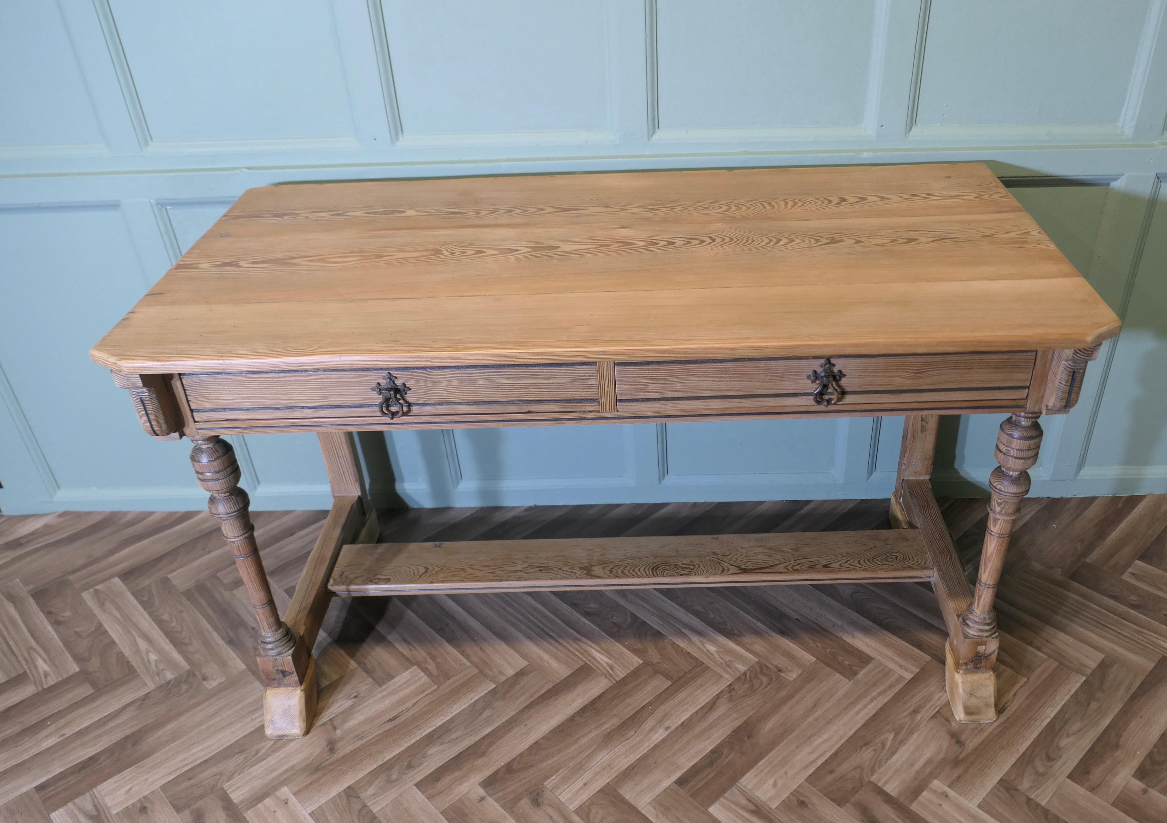 Table à écrire Arts and Crafts Pitch Pine Bon état - En vente à Godshill, Isle of Wight