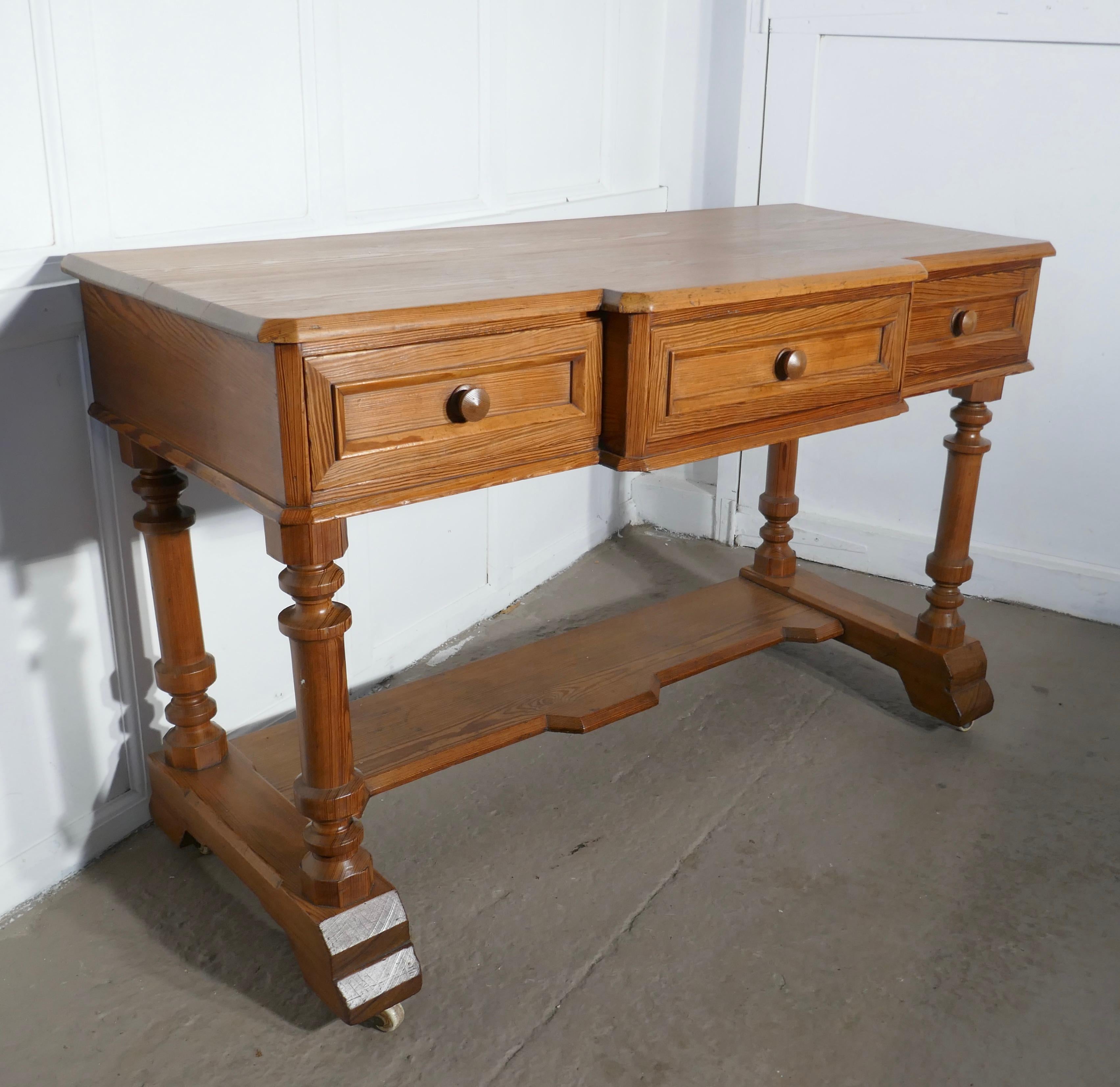 Arts & Crafts Pitch Pine Writing Table In Good Condition In Chillerton, Isle of Wight