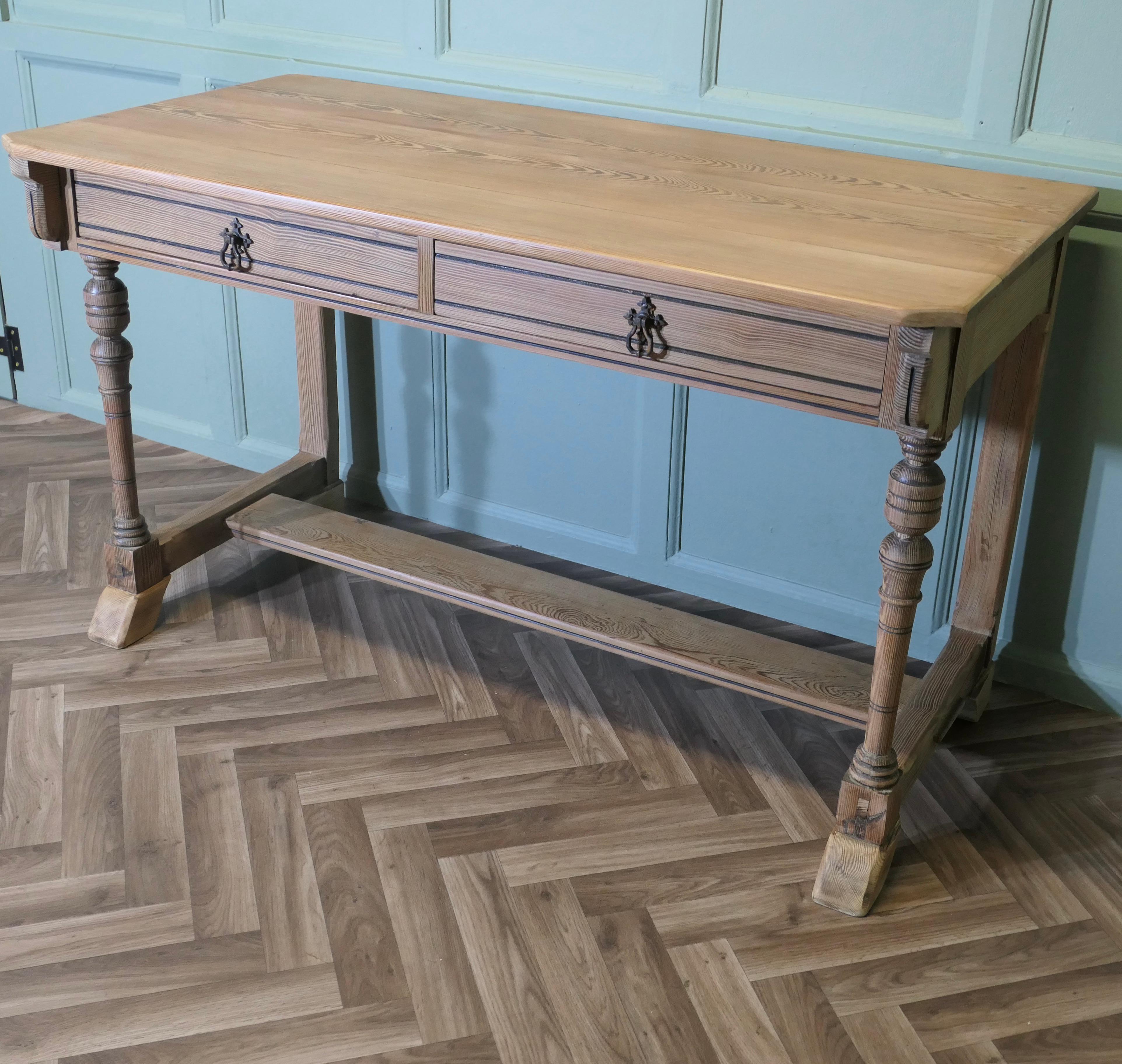 Début du 20ème siècle Table à écrire Arts and Crafts Pitch Pine en vente