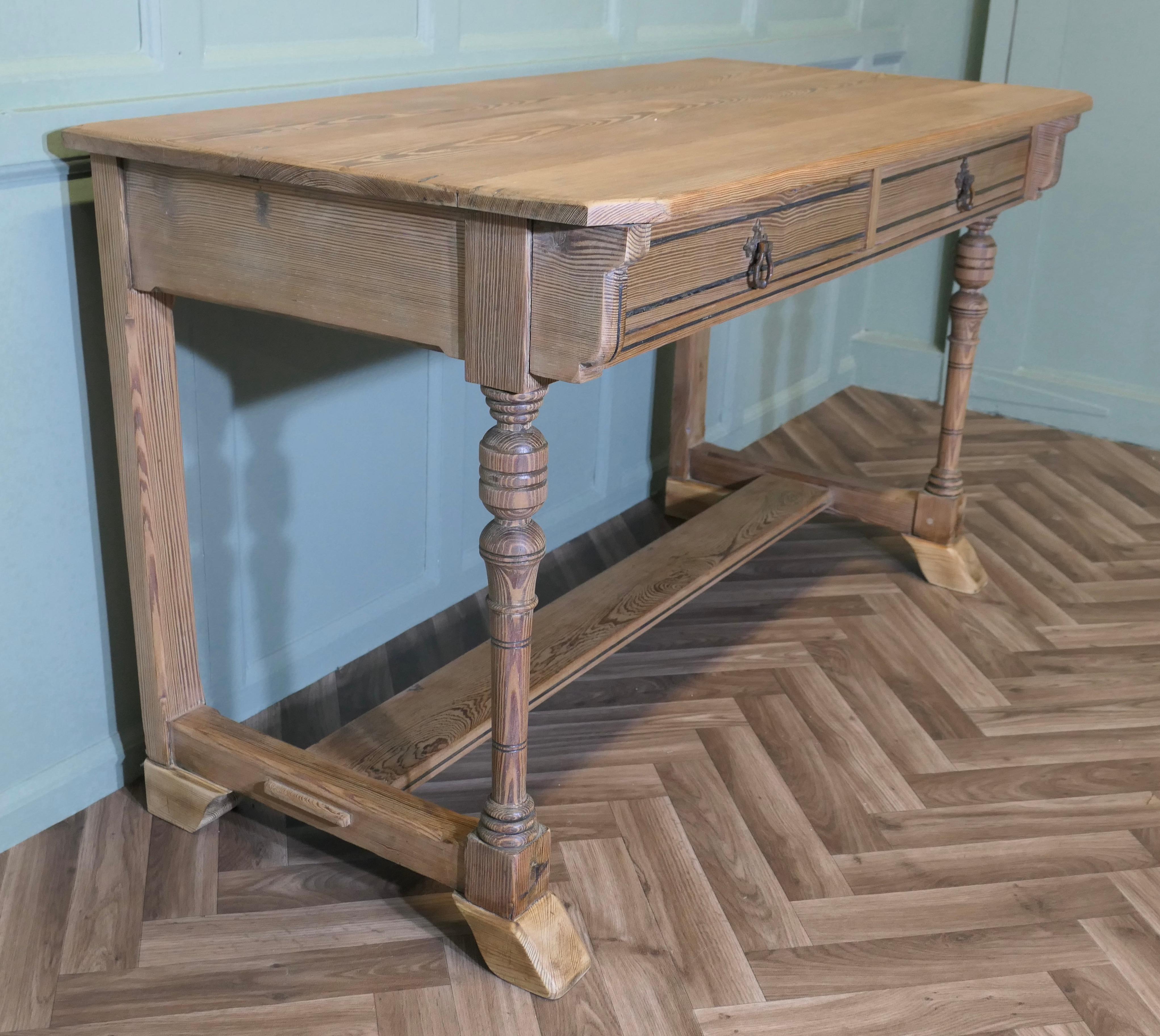 Table à écrire Arts and Crafts Pitch Pine en vente 1