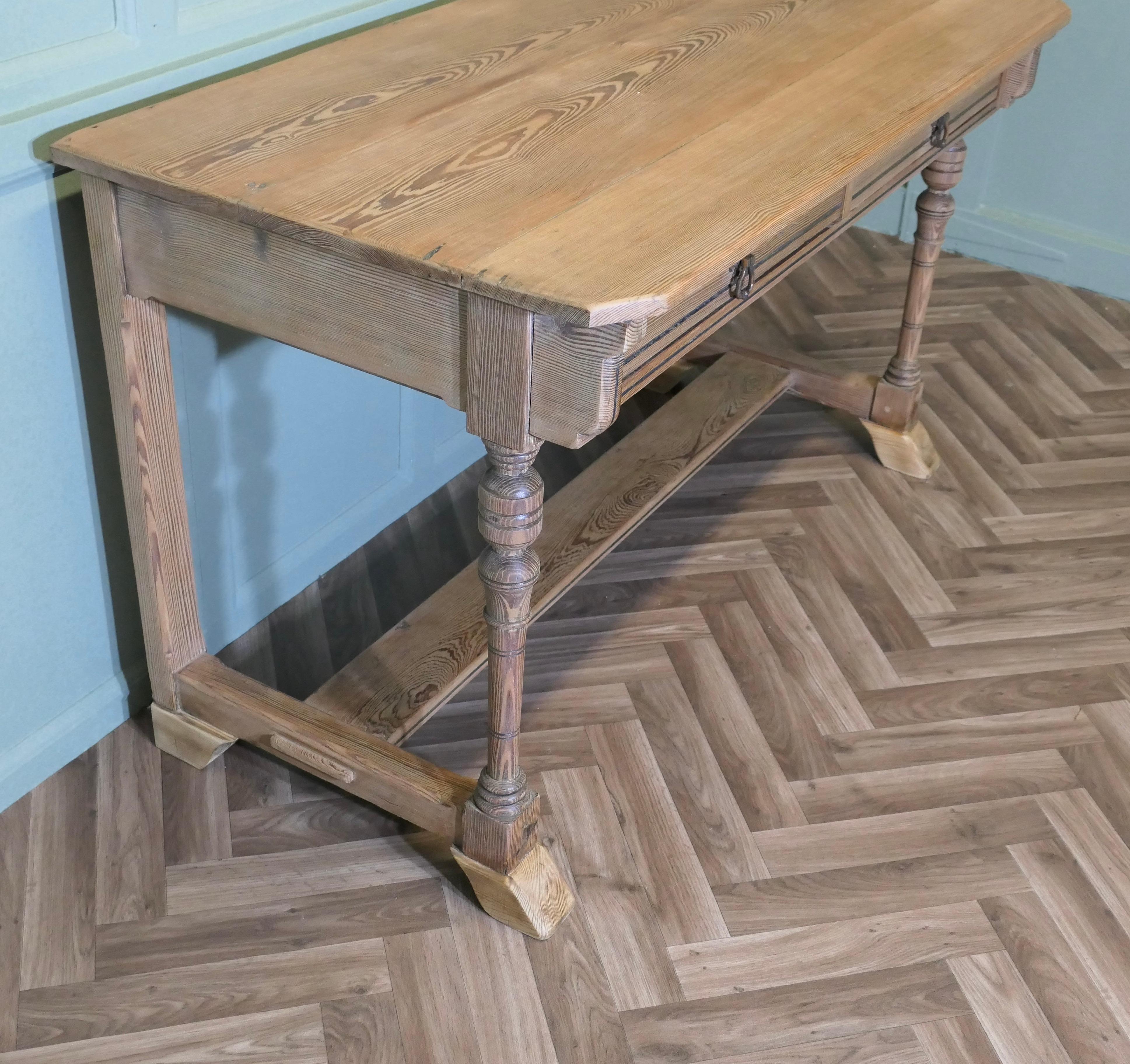 Table à écrire Arts and Crafts Pitch Pine en vente 2