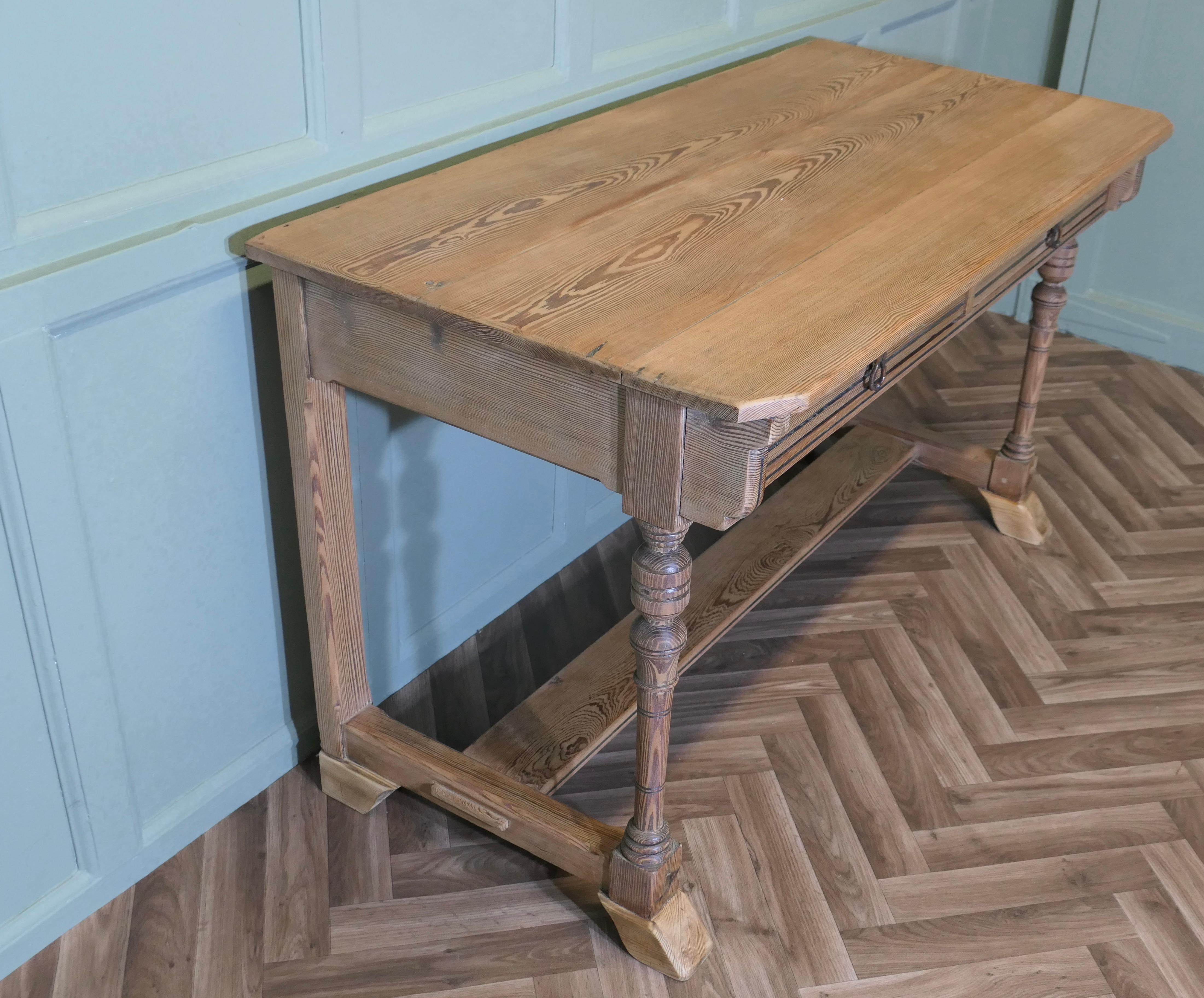 Table à écrire Arts and Crafts Pitch Pine en vente 3