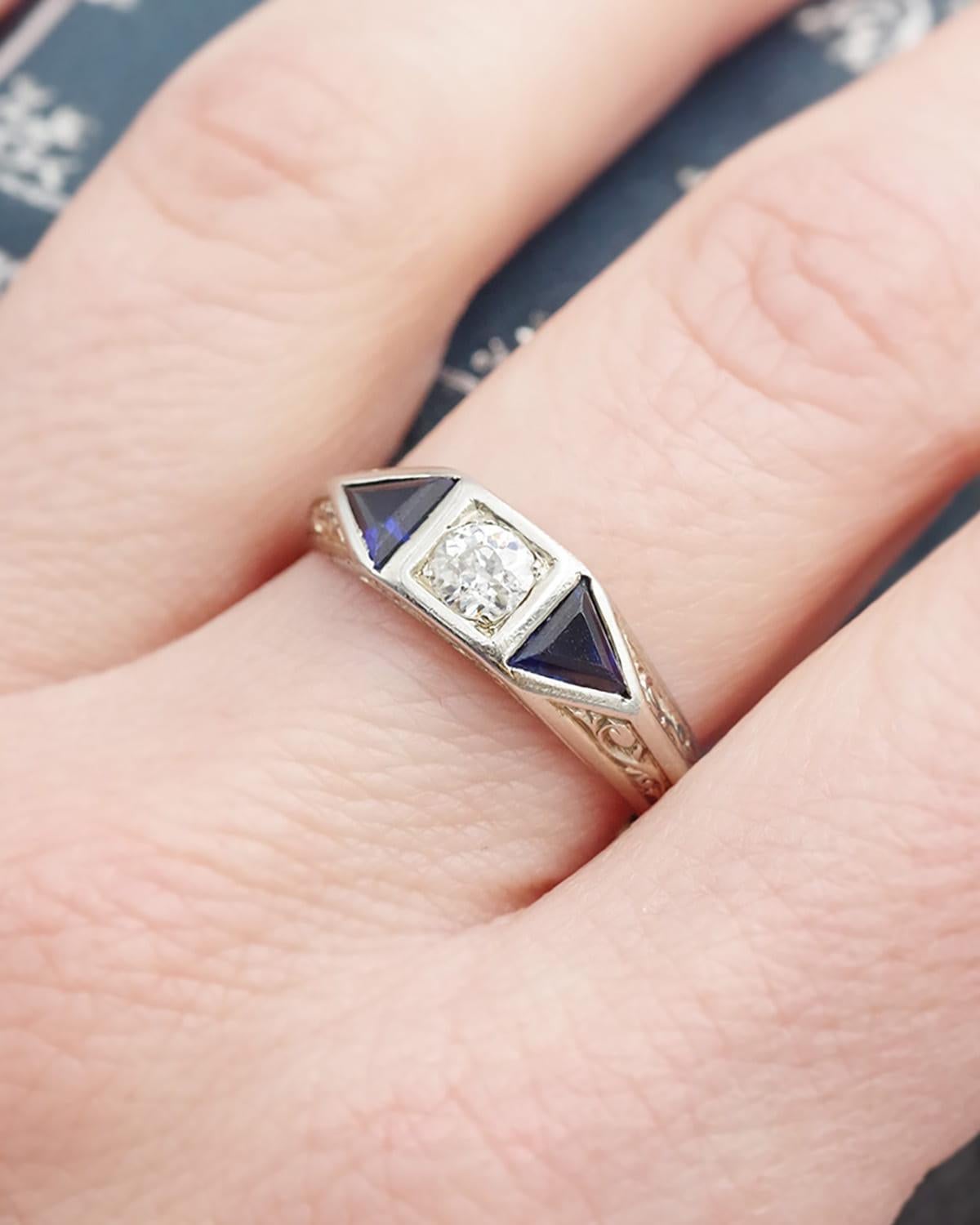 Arts and Crafts ring in 18 karats white gold, 0.30 ct old-cut diamond, Art Deco In Good Condition For Sale In PARIS, FR