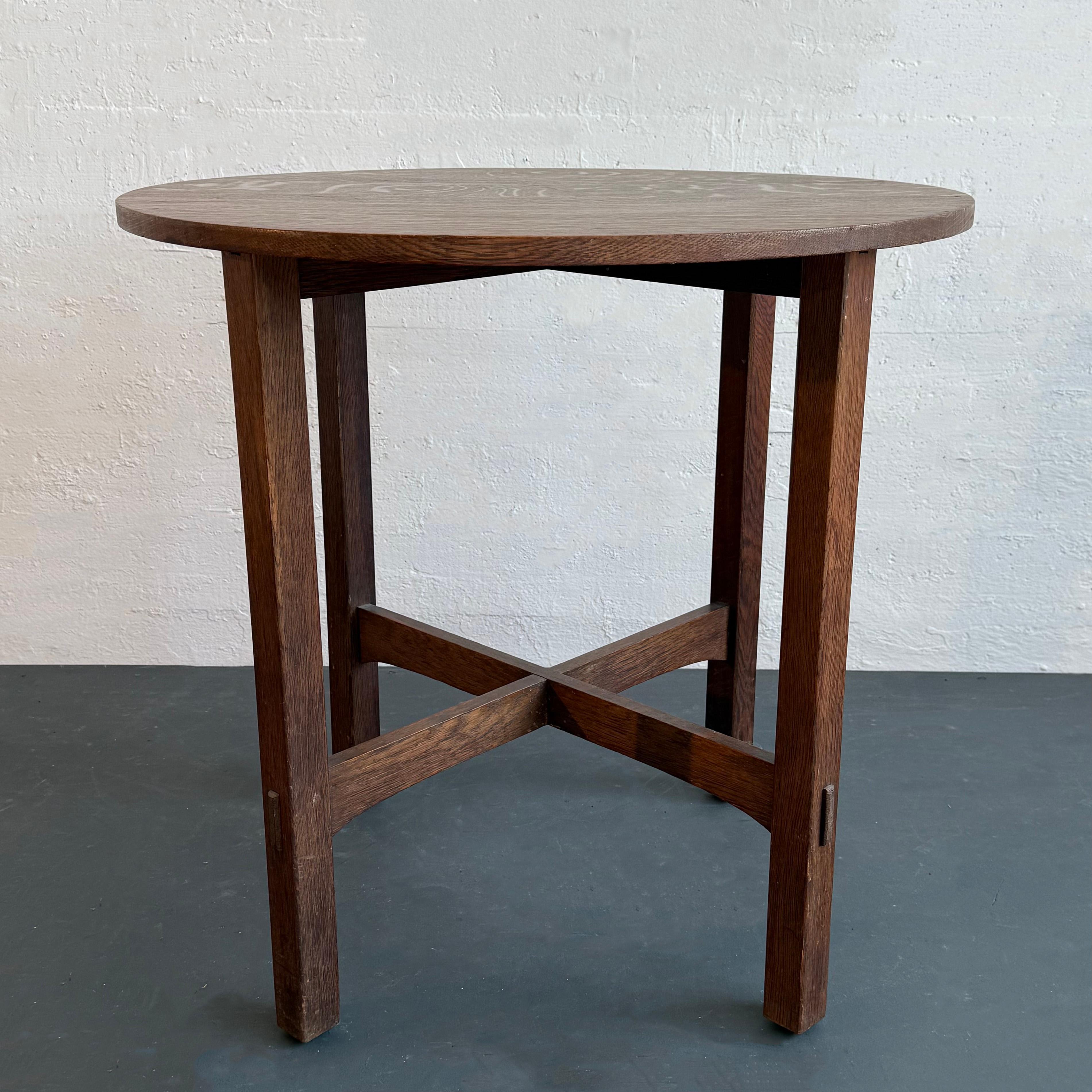 Runder Arts and Crafts-Tisch aus Eiche von Gustav Stickley (20. Jahrhundert) im Angebot