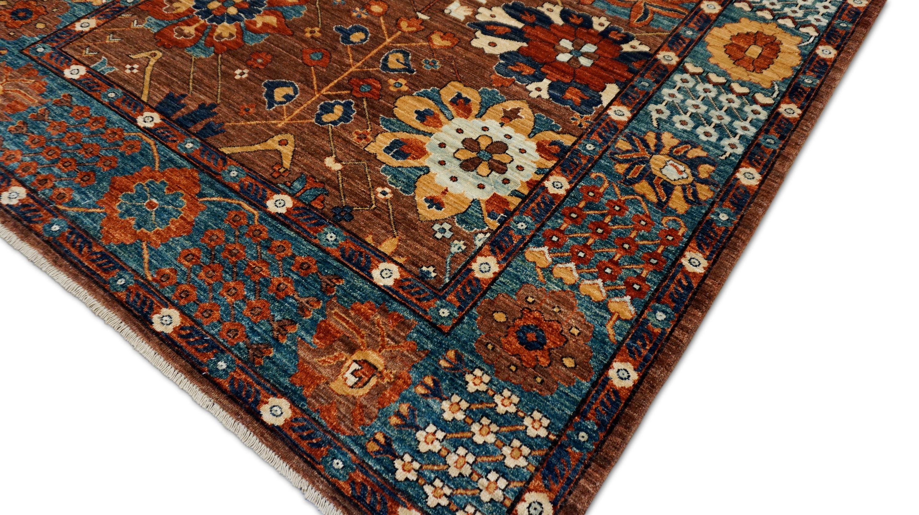 Ce tapis en laine noué à la main réimagine magistralement l'esthétique classique d'Heriz avec une touche botanique audacieuse. Le tapis présente un saisissant treillis central de motifs floraux stylisés, tous méticuleusement rendus dans des tons