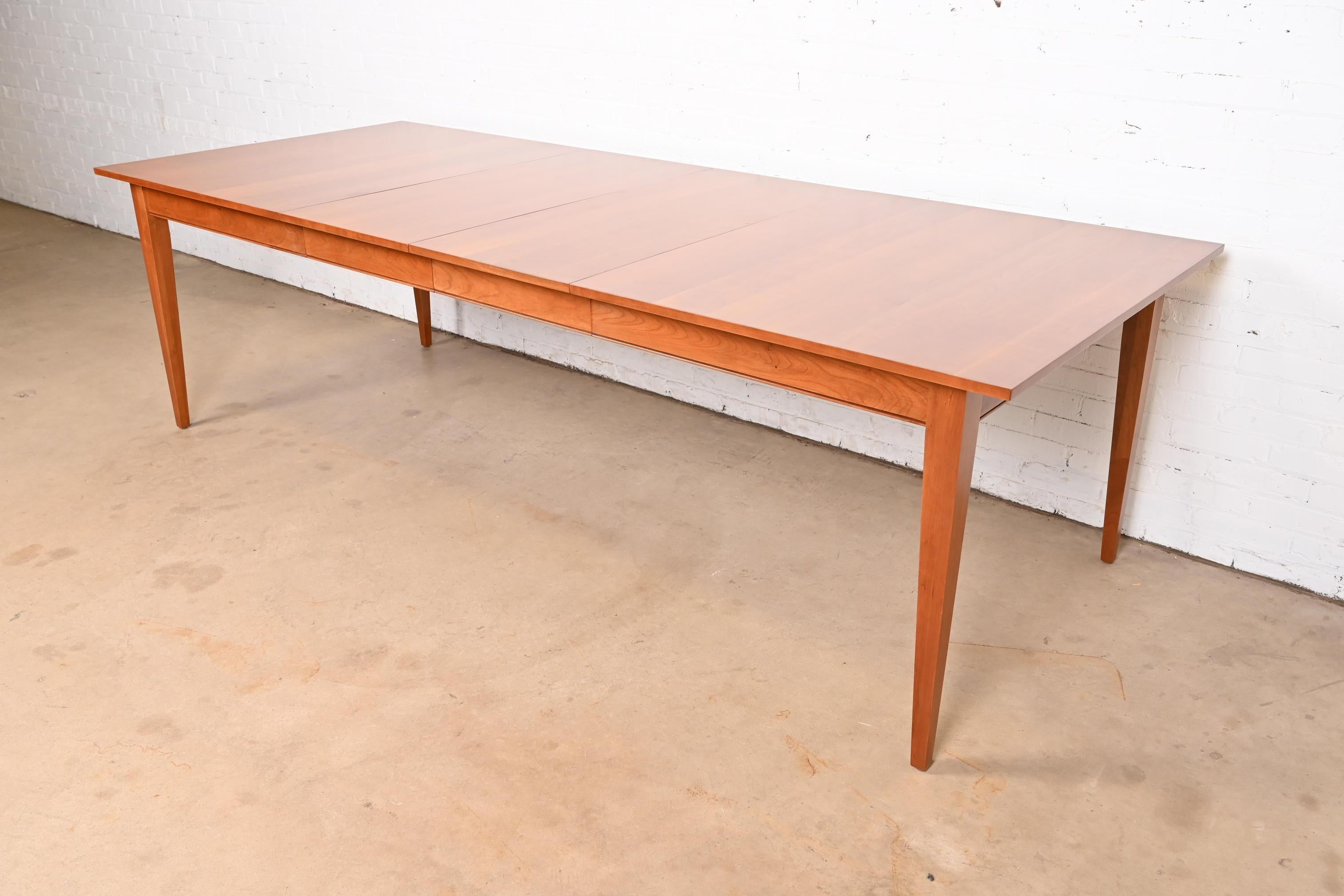 Una excepcional mesa de comedor de estilo Arts and Crafts o Shaker de madera de cerezo de cosecha de extensión de granja

EEUU, circa finales del siglo XX

Medidas: 68