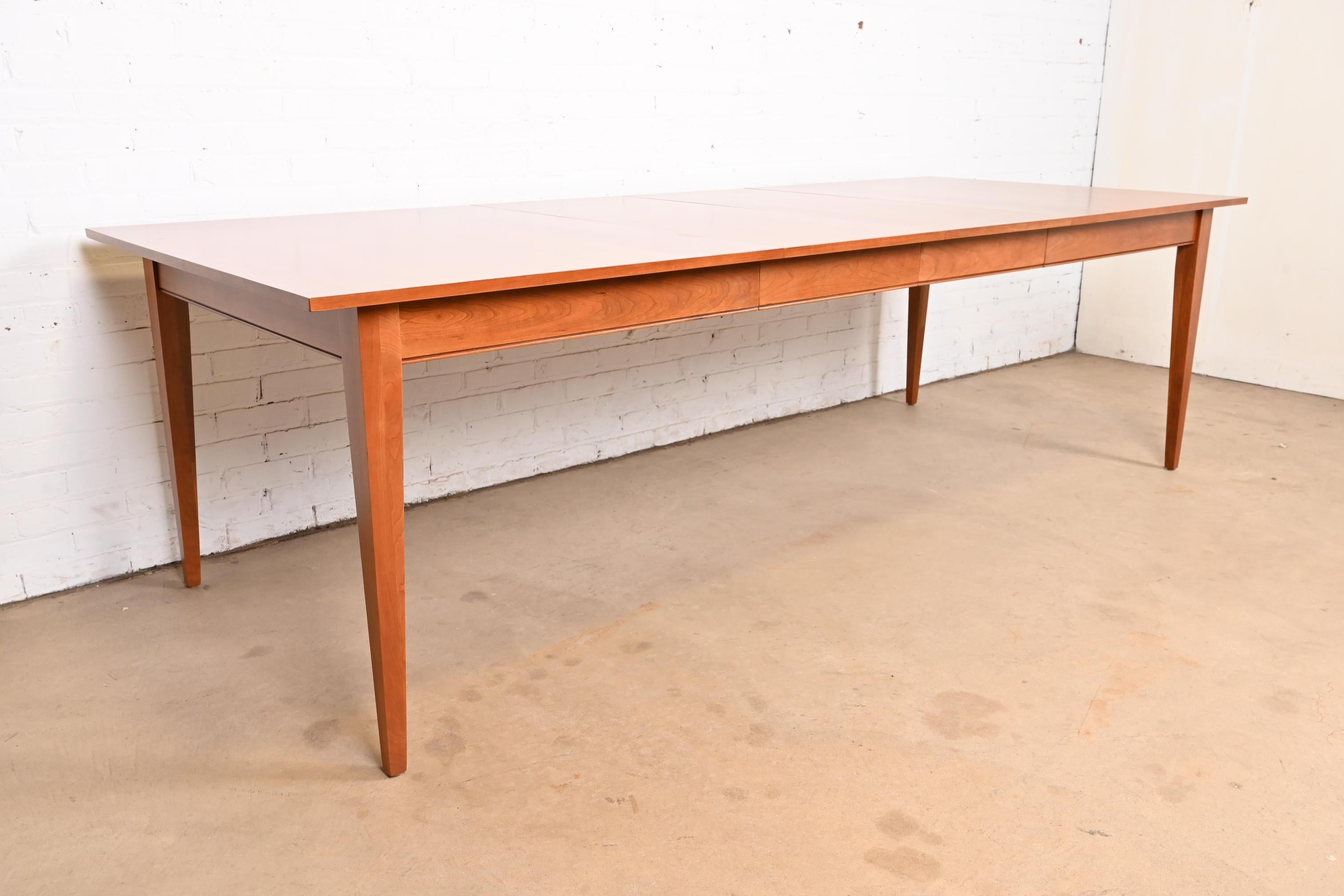 Arts and Crafts Mesa de Comedor Extensible de Cerezo Shaker, Reacabada en Bueno estado para la venta en South Bend, IN